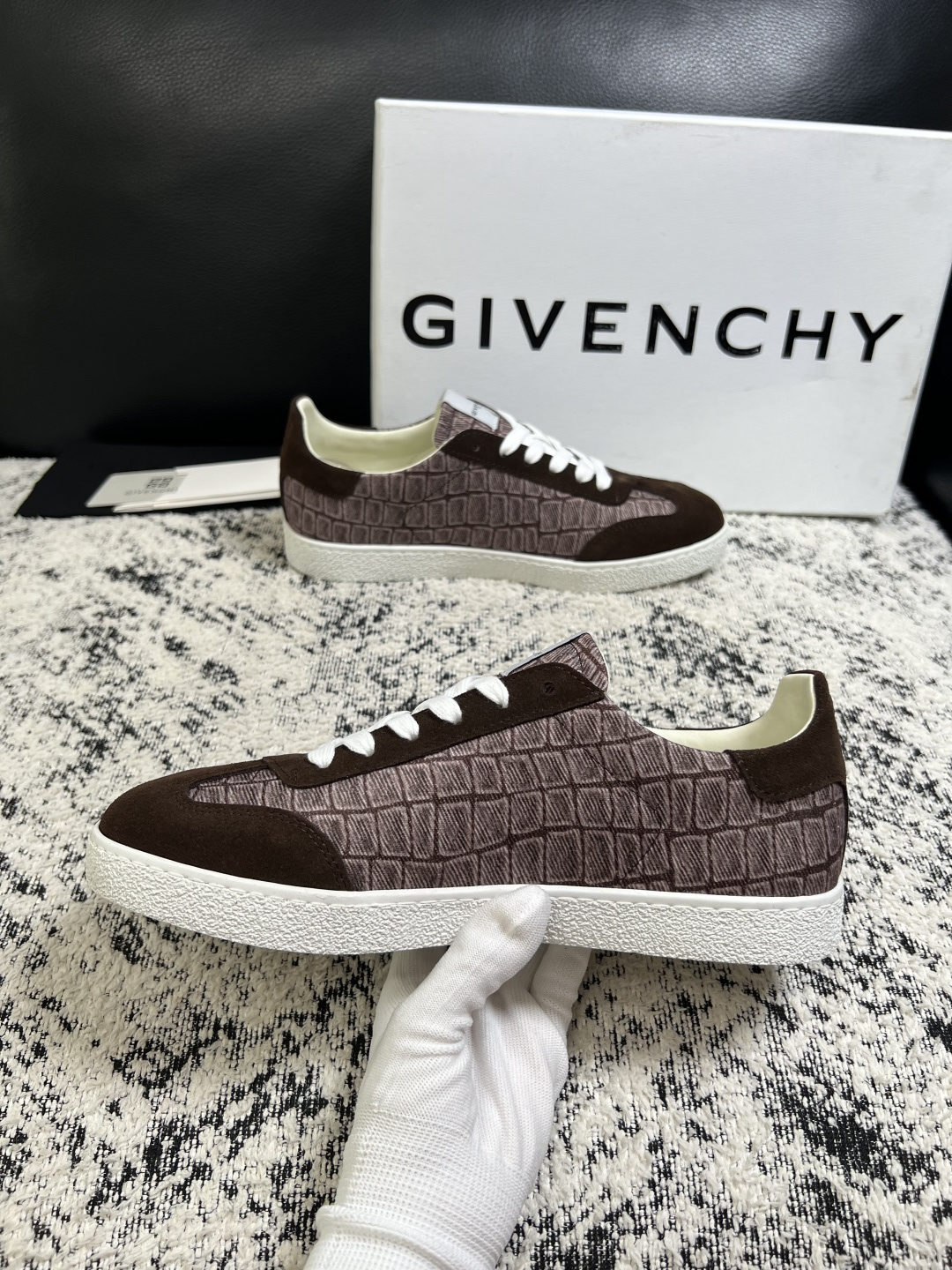 Givenchy 高品质  顶级工艺品  纪梵希  专柜同步原厂配置，意大利进口牛皮搭配面料，全鞋配件私模打造，柔软舒适