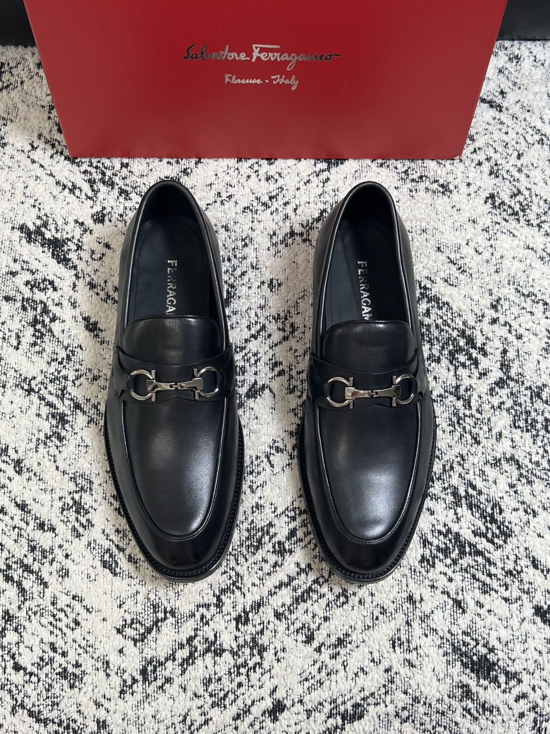 Ferragamo  高品质  顶级工艺品  菲拉格慕  皮鞋专柜同步发售原厂配置，意大利进口原版牛皮，进口水染牛里 ，