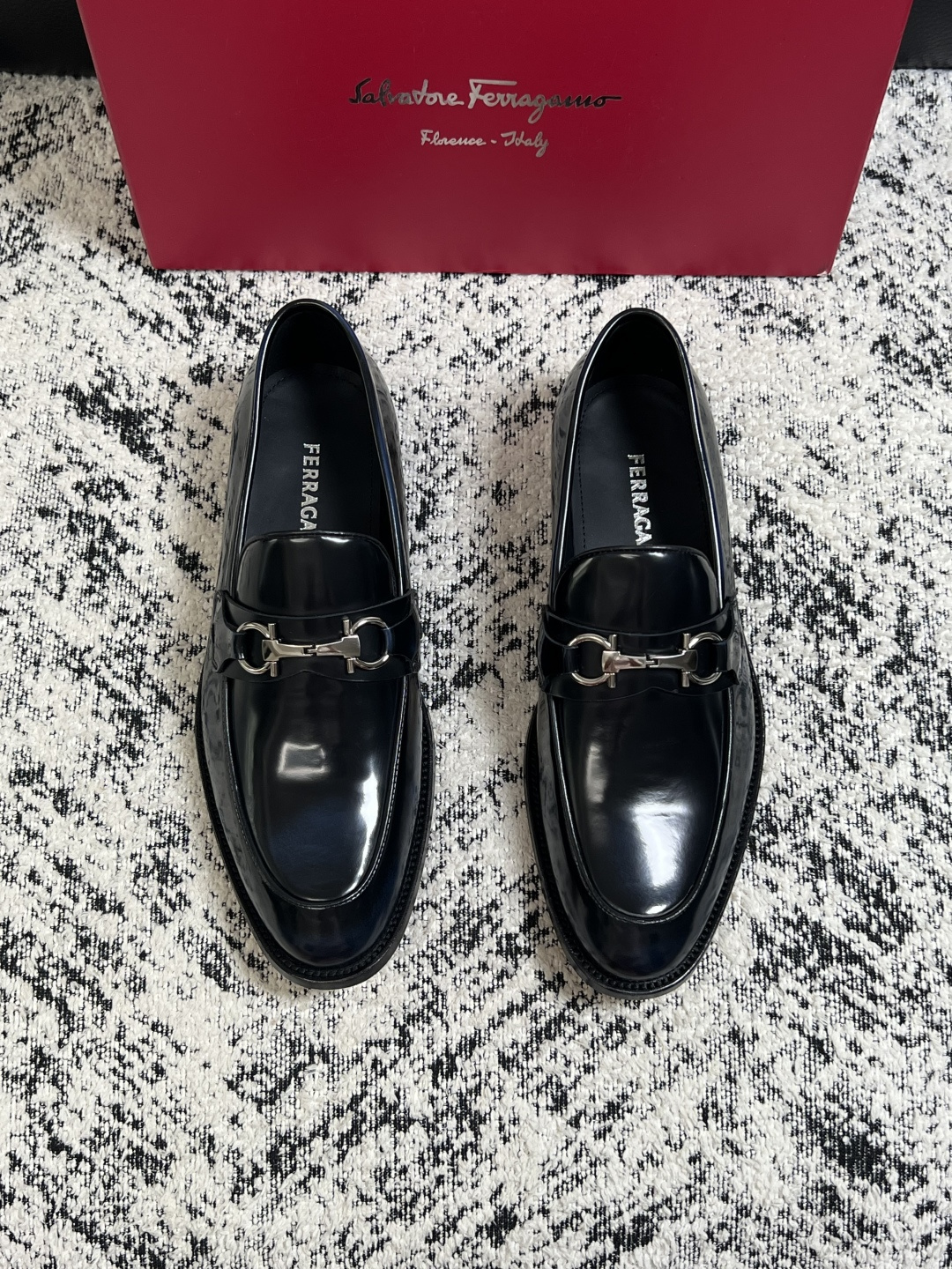 Ferragamo  高品质  顶级工艺品  菲拉格慕  皮鞋专柜同步发售原厂配置，意大利进口原版牛皮，进口水染牛里 ，