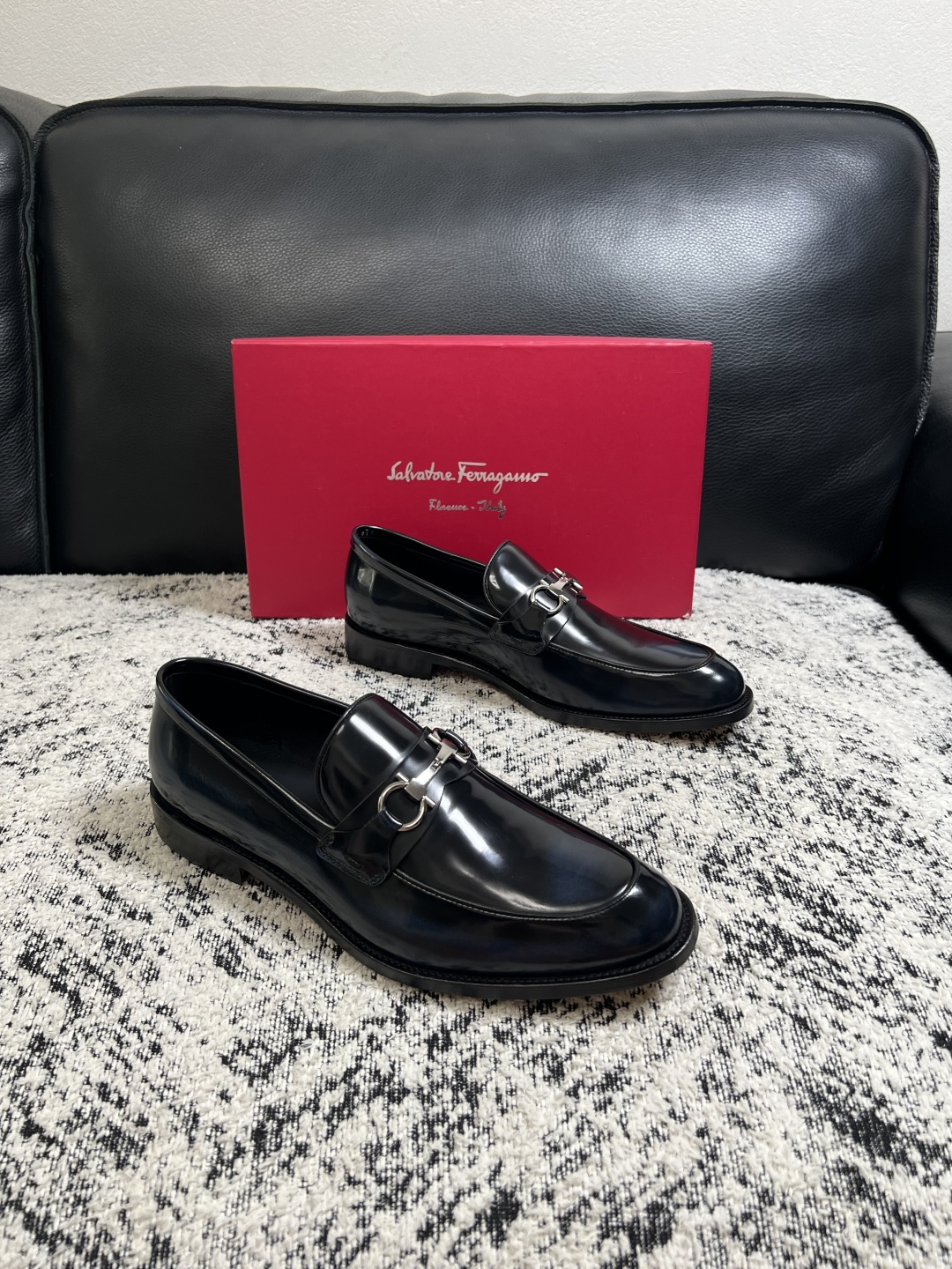 NO:931404,Ferragamo high-quality top craftsmanship. Ferragamo leather shoes counter sells original configuration at the same time. Original cowhide imported from Italy, imported water-dyed cowhide, soles specially provided by the original factory and super comfortable. Original factory order code number 39-44 (order 38 45 46),,ferragamo,ferragamo,cowhide19860909Ferragamo 高品质 顶级工艺品 菲拉格慕 皮鞋专柜同步发售原厂配置,意大利进口原版牛皮,进口水染牛里 ,鞋底原厂特供原版底超级舒适,原厂跟单货 码数 39-44（订38 45 46）,,ferragamo,ferragamo,cowhide,Men's shoes