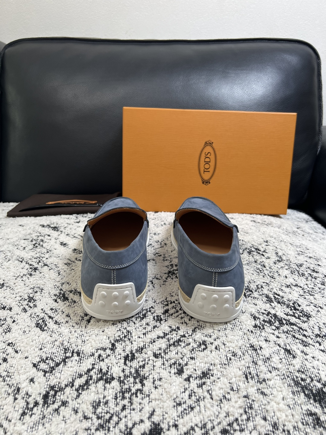 Tods  高品质  顶级工艺品  托德斯  专柜新款，原厂配置意大利进口牛皮面料，高品质复杂拼接工艺，经典的外观搭配气