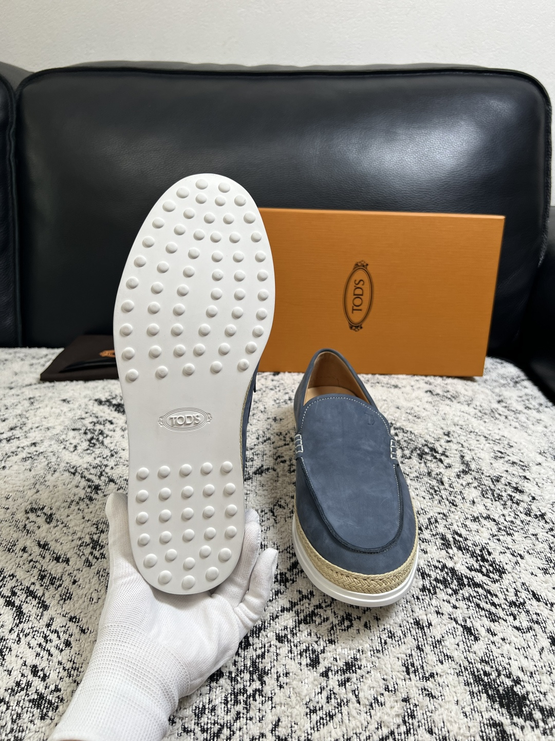 Tods  高品质  顶级工艺品  托德斯  专柜新款，原厂配置意大利进口牛皮面料，高品质复杂拼接工艺，经典的外观搭配气