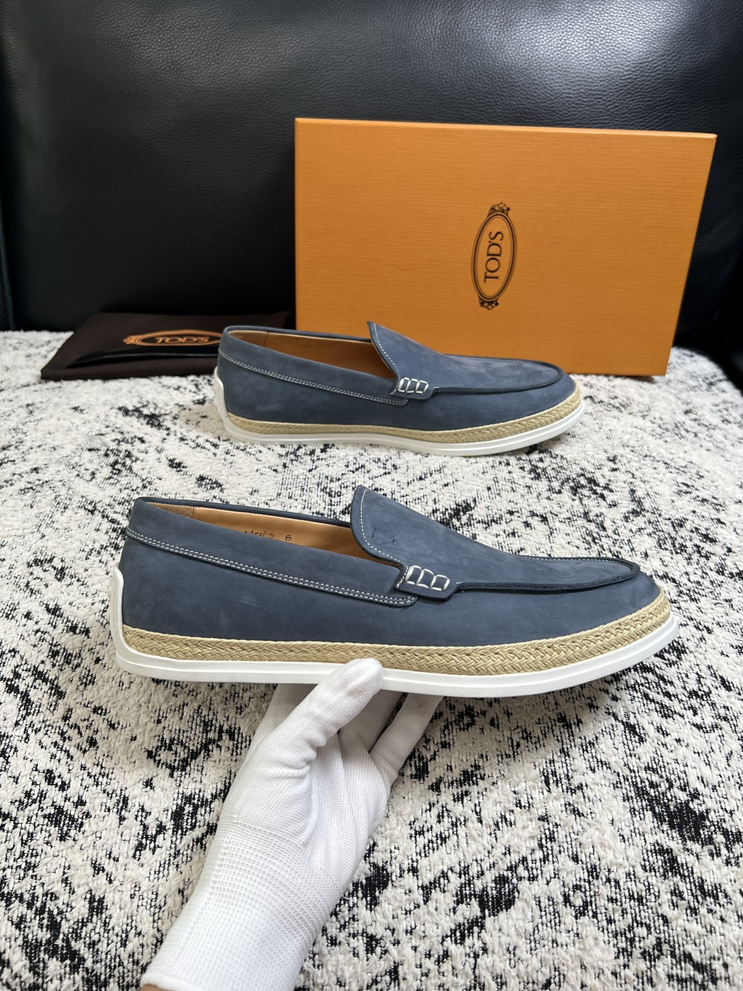 Tods  高品质  顶级工艺品  托德斯  专柜新款，原厂配置意大利进口牛皮面料，高品质复杂拼接工艺，经典的外观搭配气