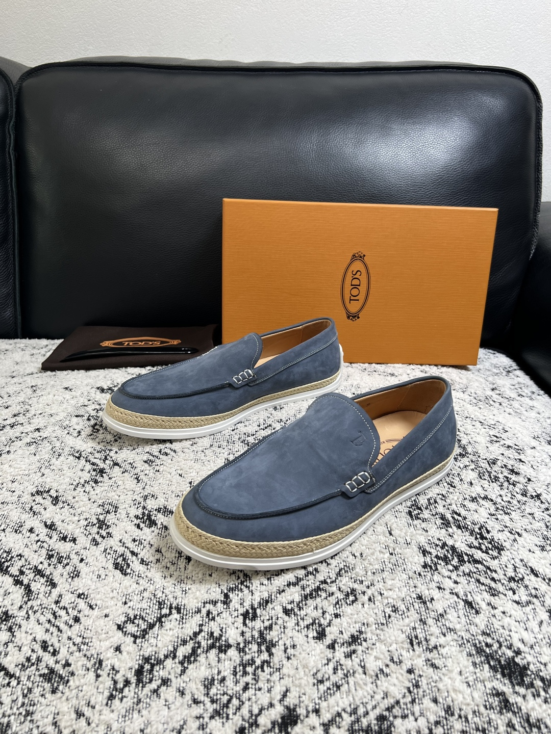Tods  高品质  顶级工艺品  托德斯  专柜新款，原厂配置意大利进口牛皮面料，高品质复杂拼接工艺，经典的外观搭配气