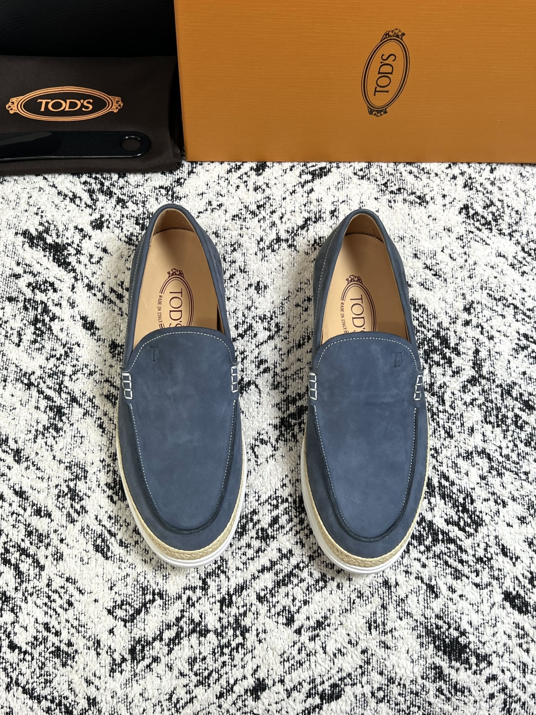 Tods  高品质  顶级工艺品  托德斯  专柜新款，原厂配置意大利进口牛皮面料，高品质复杂拼接工艺，经典的外观搭配气