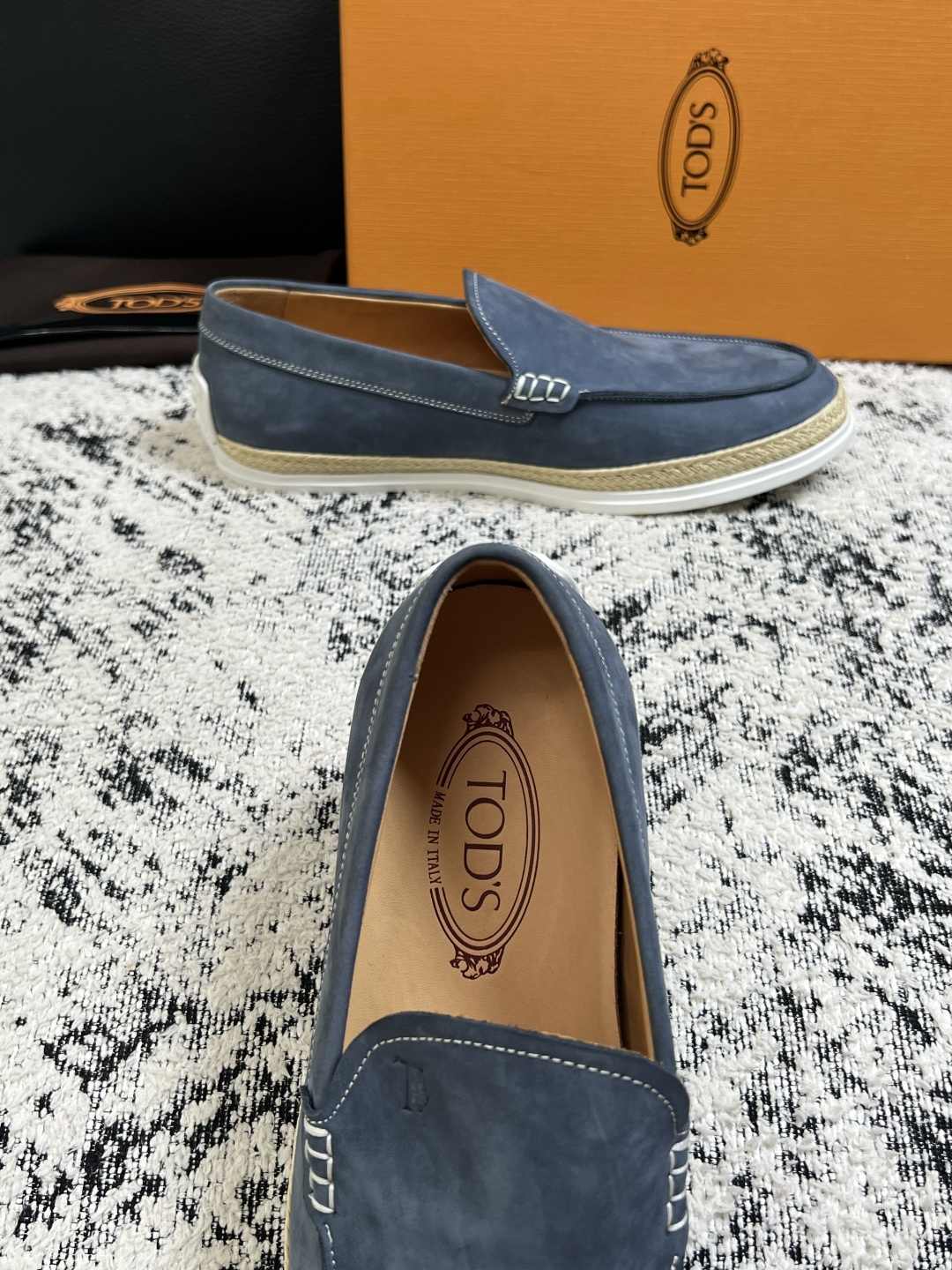 Tods  高品质  顶级工艺品  托德斯  专柜新款，原厂配置意大利进口牛皮面料，高品质复杂拼接工艺，经典的外观搭配气