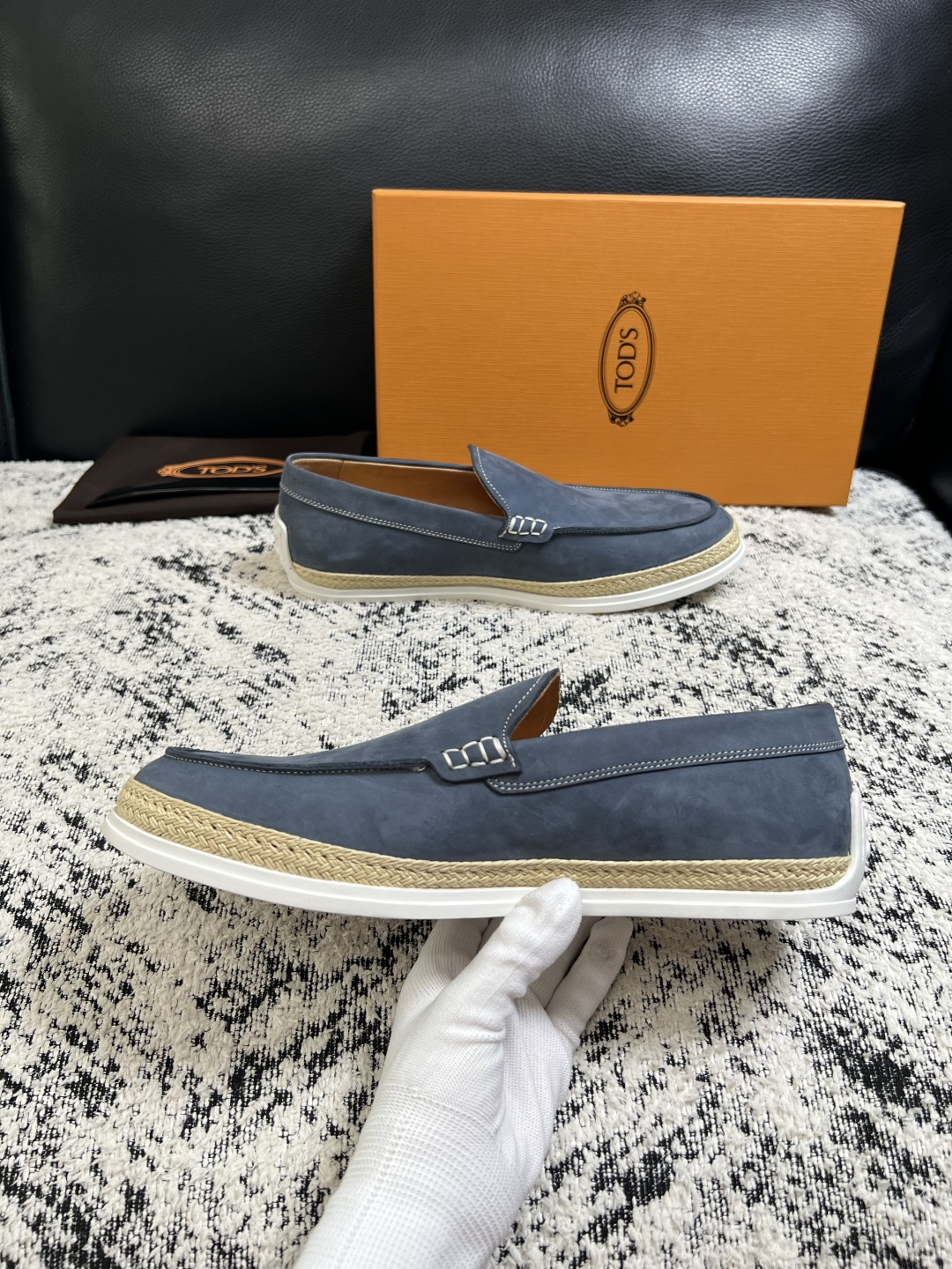 Tods  高品质  顶级工艺品  托德斯  专柜新款，原厂配置意大利进口牛皮面料，高品质复杂拼接工艺，经典的外观搭配气