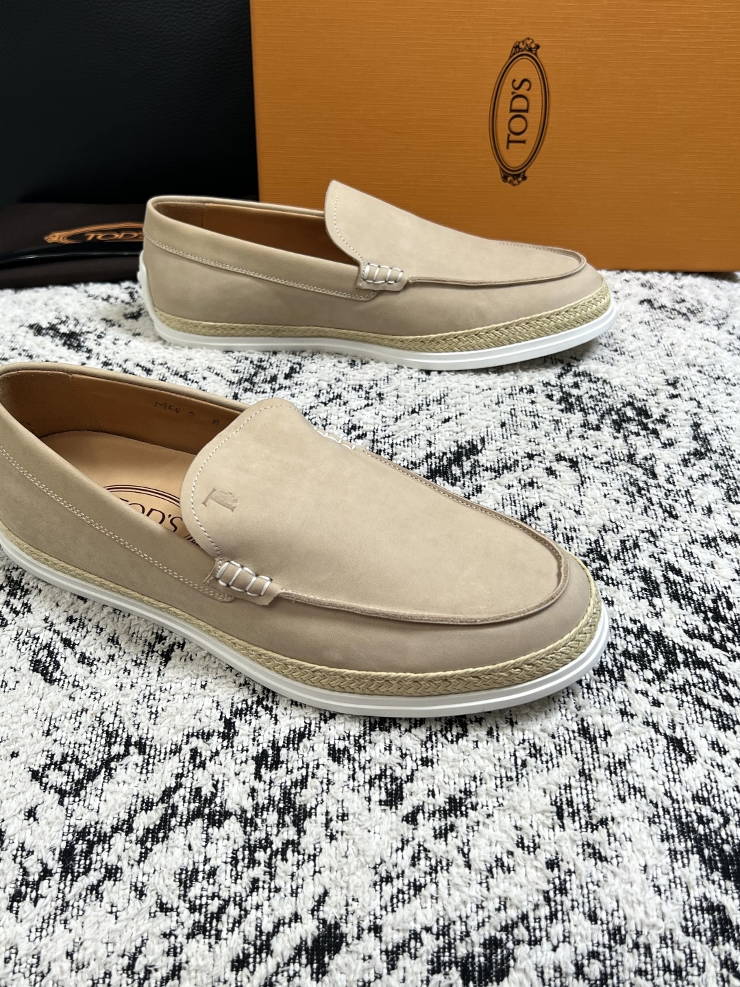 Tods  高品质  顶级工艺品  托德斯  专柜新款，原厂配置意大利进口牛皮面料，高品质复杂拼接工艺，经典的外观搭配气