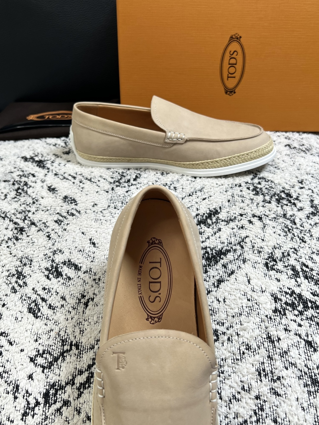 Tods  高品质  顶级工艺品  托德斯  专柜新款，原厂配置意大利进口牛皮面料，高品质复杂拼接工艺，经典的外观搭配气