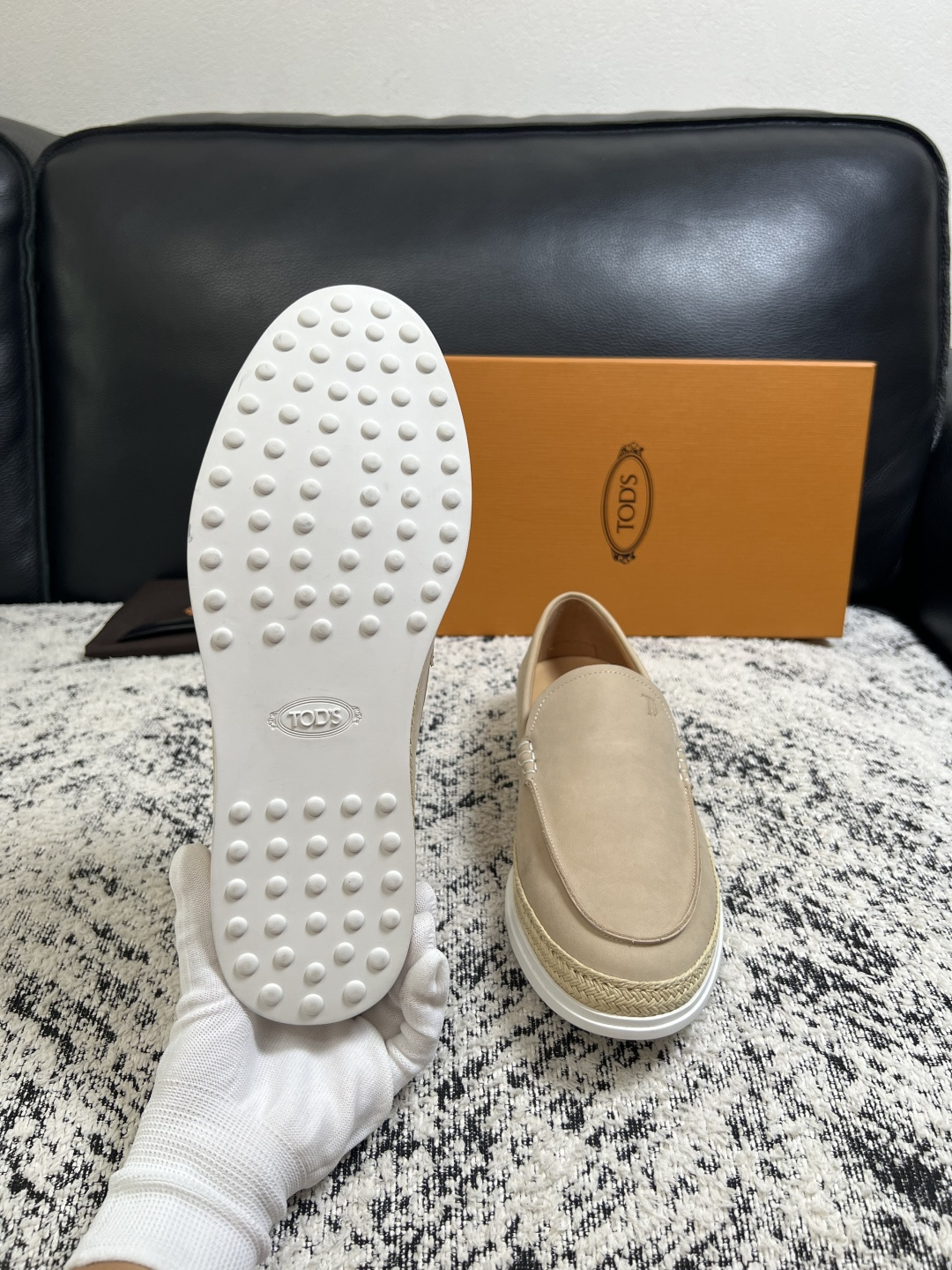 Tods  高品质  顶级工艺品  托德斯  专柜新款，原厂配置意大利进口牛皮面料，高品质复杂拼接工艺，经典的外观搭配气
