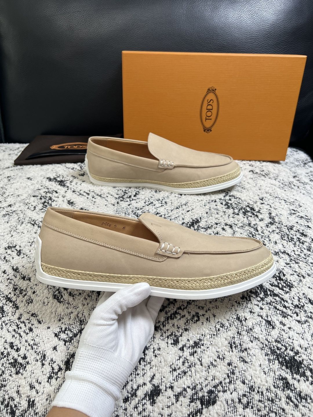 Tods  高品质  顶级工艺品  托德斯  专柜新款，原厂配置意大利进口牛皮面料，高品质复杂拼接工艺，经典的外观搭配气