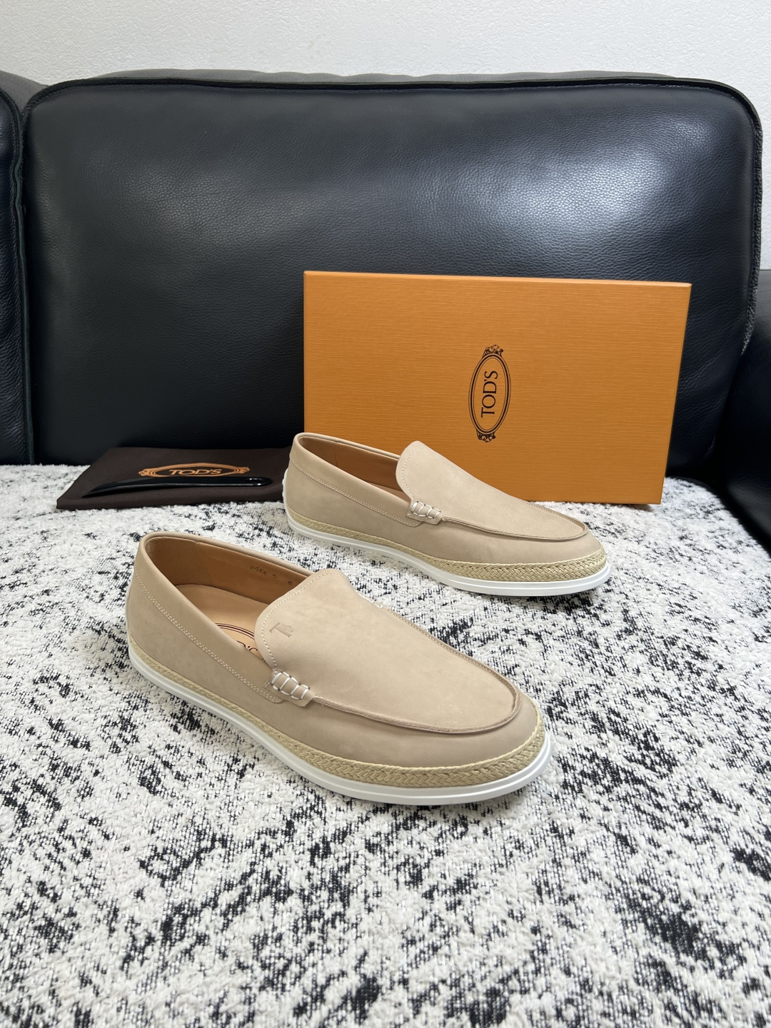 Tods 高品质 顶级工艺品 托德斯 专柜新款,原厂配置意大利进口牛皮面料,高品质复杂拼接工艺,经典的外观搭配气 Tods 高品质 顶级工艺品 托德斯 专柜新款,原厂配置意大利进口牛皮面料,高品质复杂拼接工艺,经典的外观搭配气