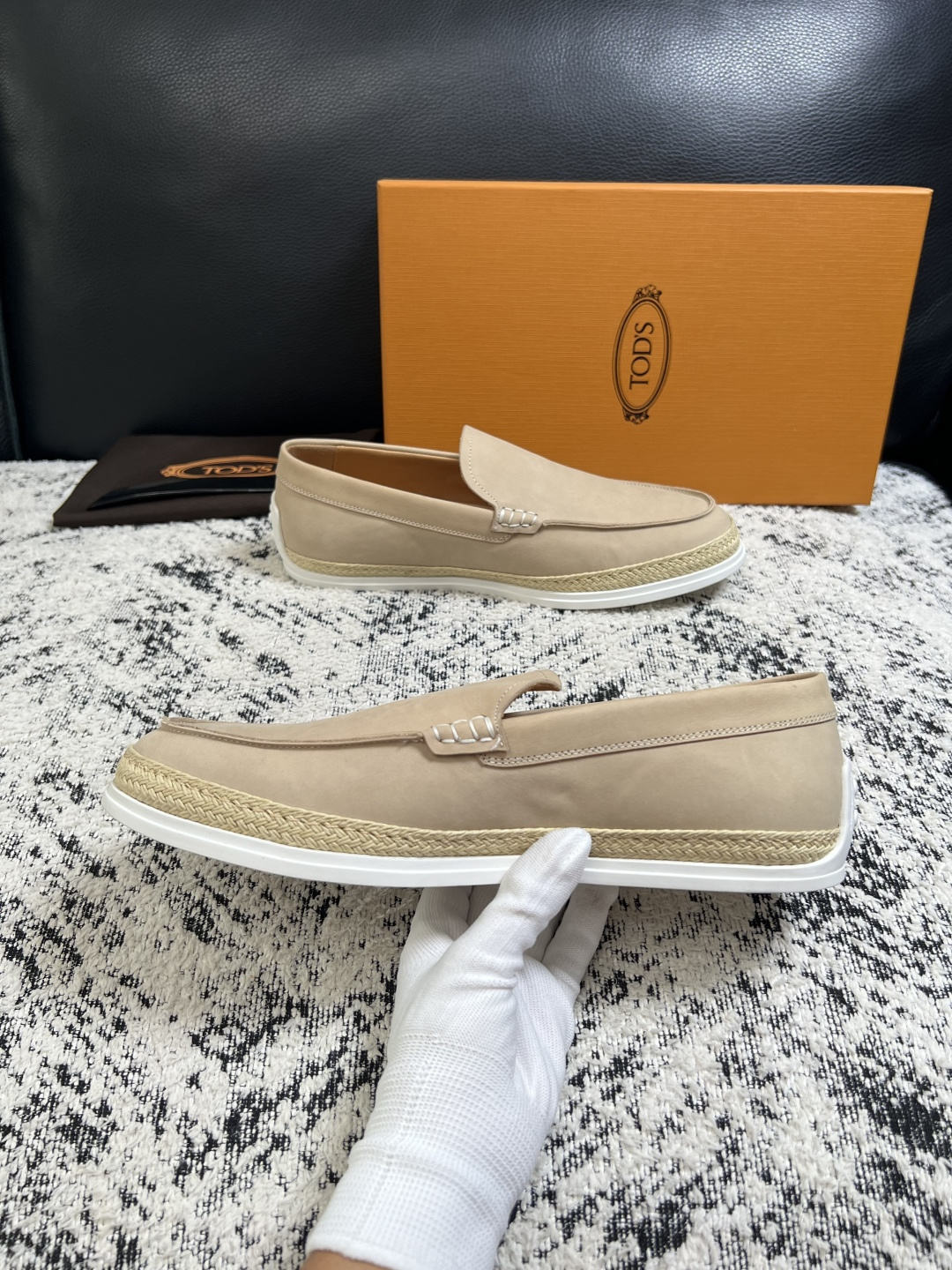 Tods  高品质  顶级工艺品  托德斯  专柜新款，原厂配置意大利进口牛皮面料，高品质复杂拼接工艺，经典的外观搭配气