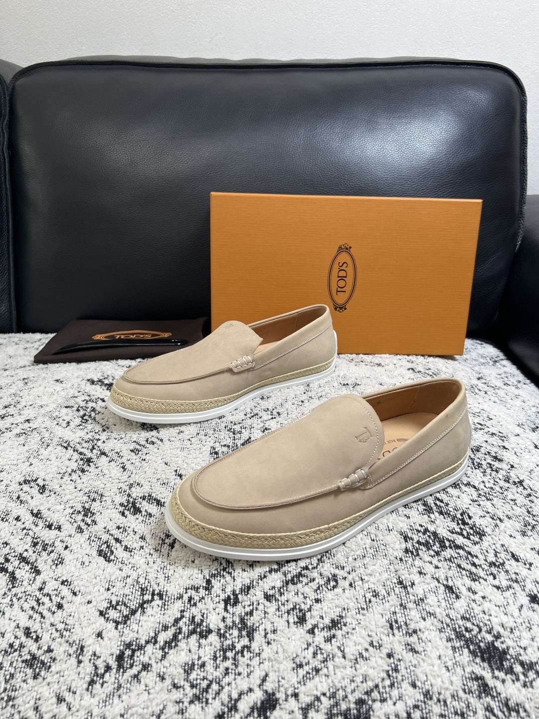 Tods  高品质  顶级工艺品  托德斯  专柜新款，原厂配置意大利进口牛皮面料，高品质复杂拼接工艺，经典的外观搭配气