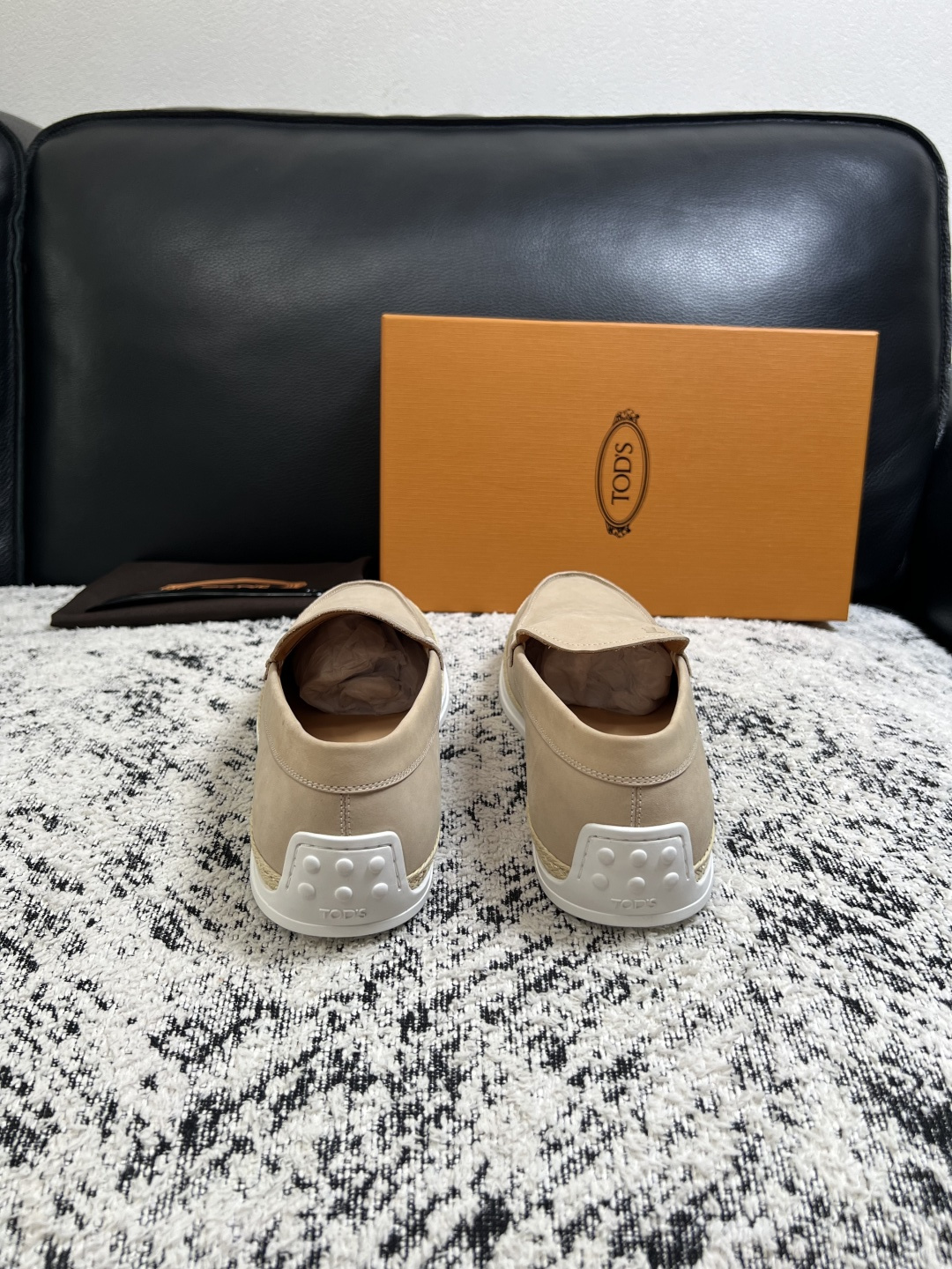Tods  高品质  顶级工艺品  托德斯  专柜新款，原厂配置意大利进口牛皮面料，高品质复杂拼接工艺，经典的外观搭配气