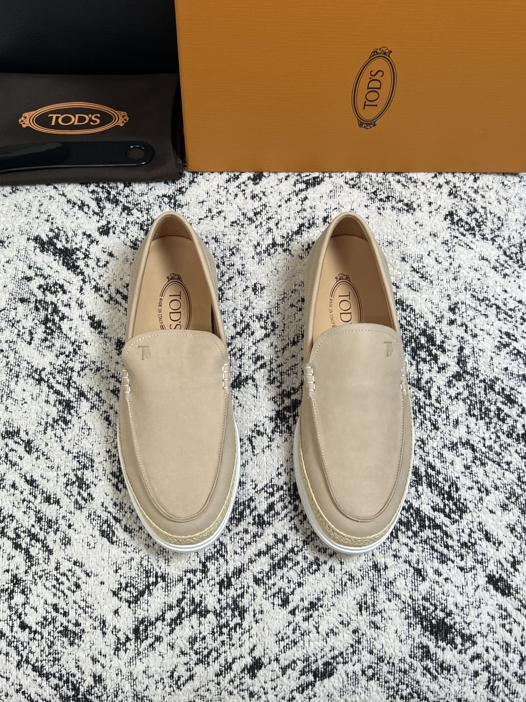 Tods  高品质  顶级工艺品  托德斯  专柜新款，原厂配置意大利进口牛皮面料，高品质复杂拼接工艺，经典的外观搭配气