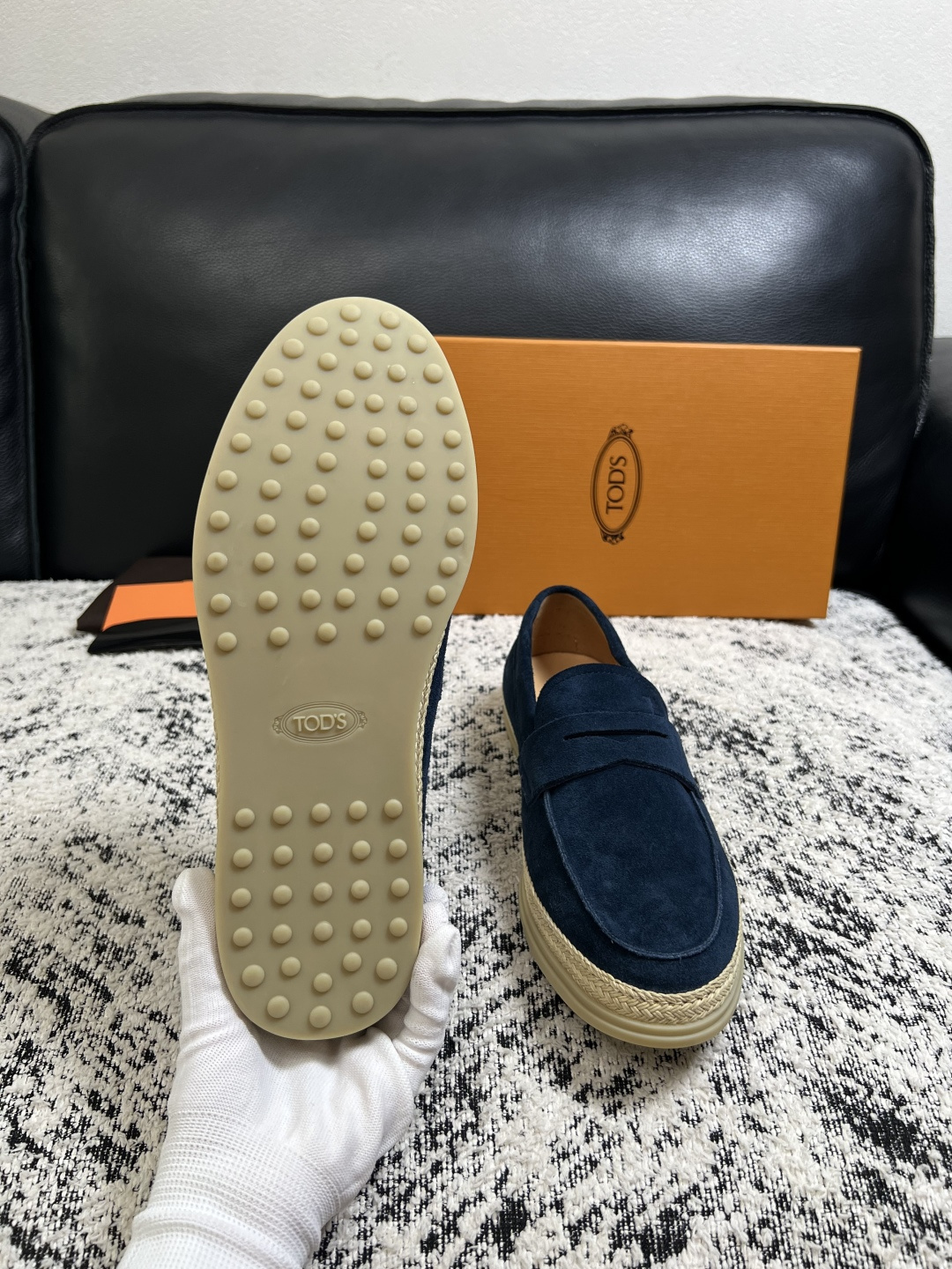 Tods  高品质  顶级工艺品  托德斯  专柜新款，原厂配置意大利进口牛皮面料，高品质复杂拼接工艺，经典的外观搭配气