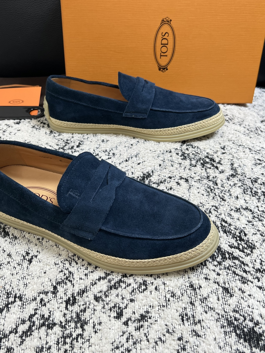 Tods  高品质  顶级工艺品  托德斯  专柜新款，原厂配置意大利进口牛皮面料，高品质复杂拼接工艺，经典的外观搭配气