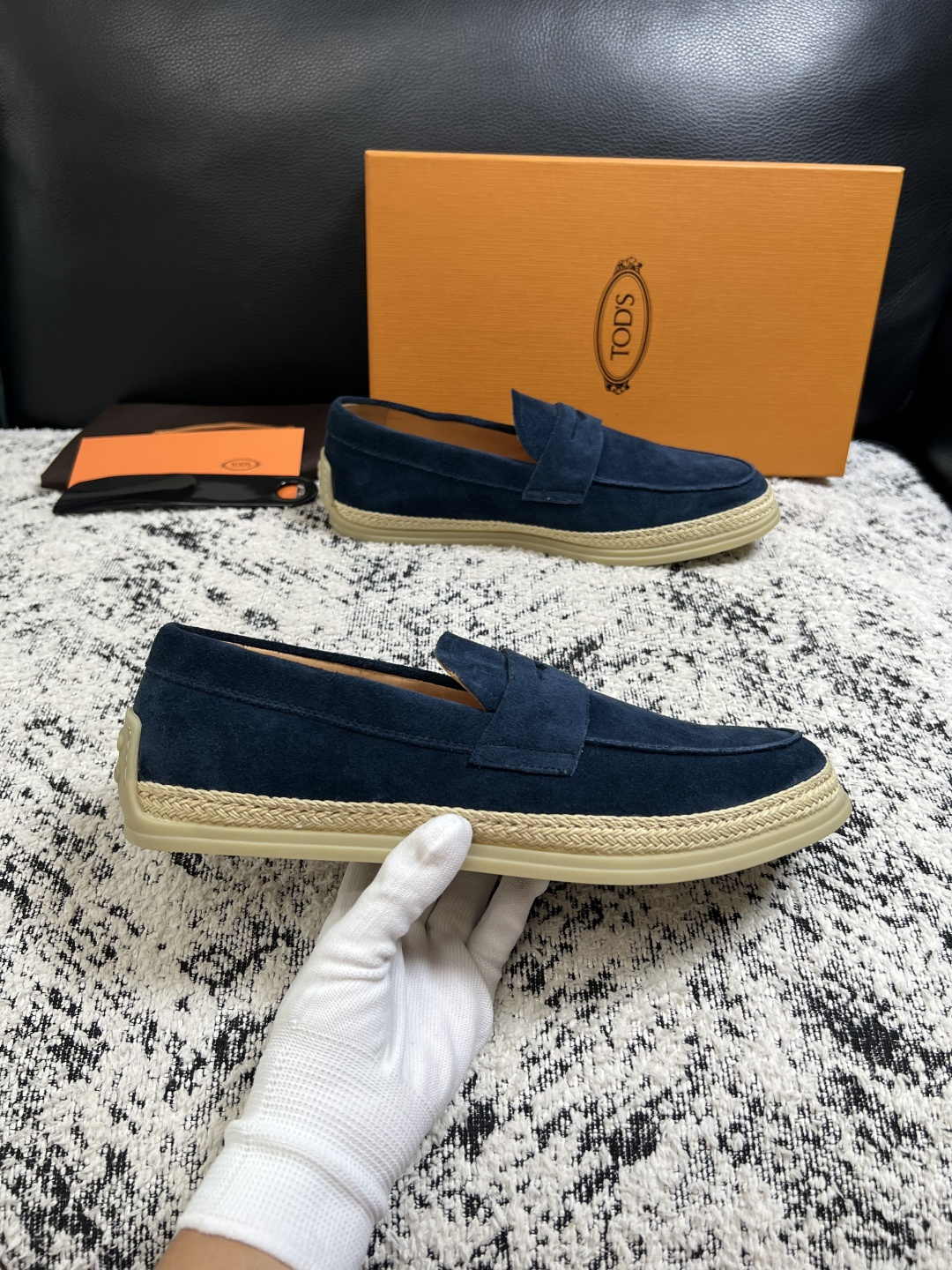 Tods  高品质  顶级工艺品  托德斯  专柜新款，原厂配置意大利进口牛皮面料，高品质复杂拼接工艺，经典的外观搭配气