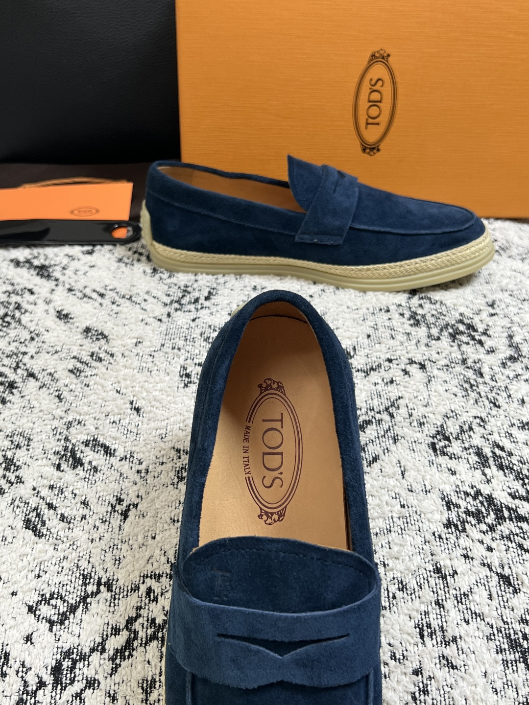 Tods  高品质  顶级工艺品  托德斯  专柜新款，原厂配置意大利进口牛皮面料，高品质复杂拼接工艺，经典的外观搭配气