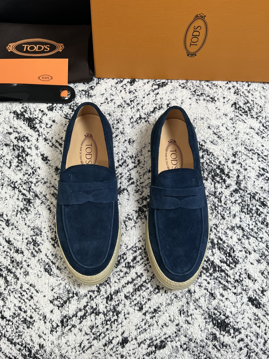 Tods  高品质  顶级工艺品  托德斯  专柜新款，原厂配置意大利进口牛皮面料，高品质复杂拼接工艺，经典的外观搭配气