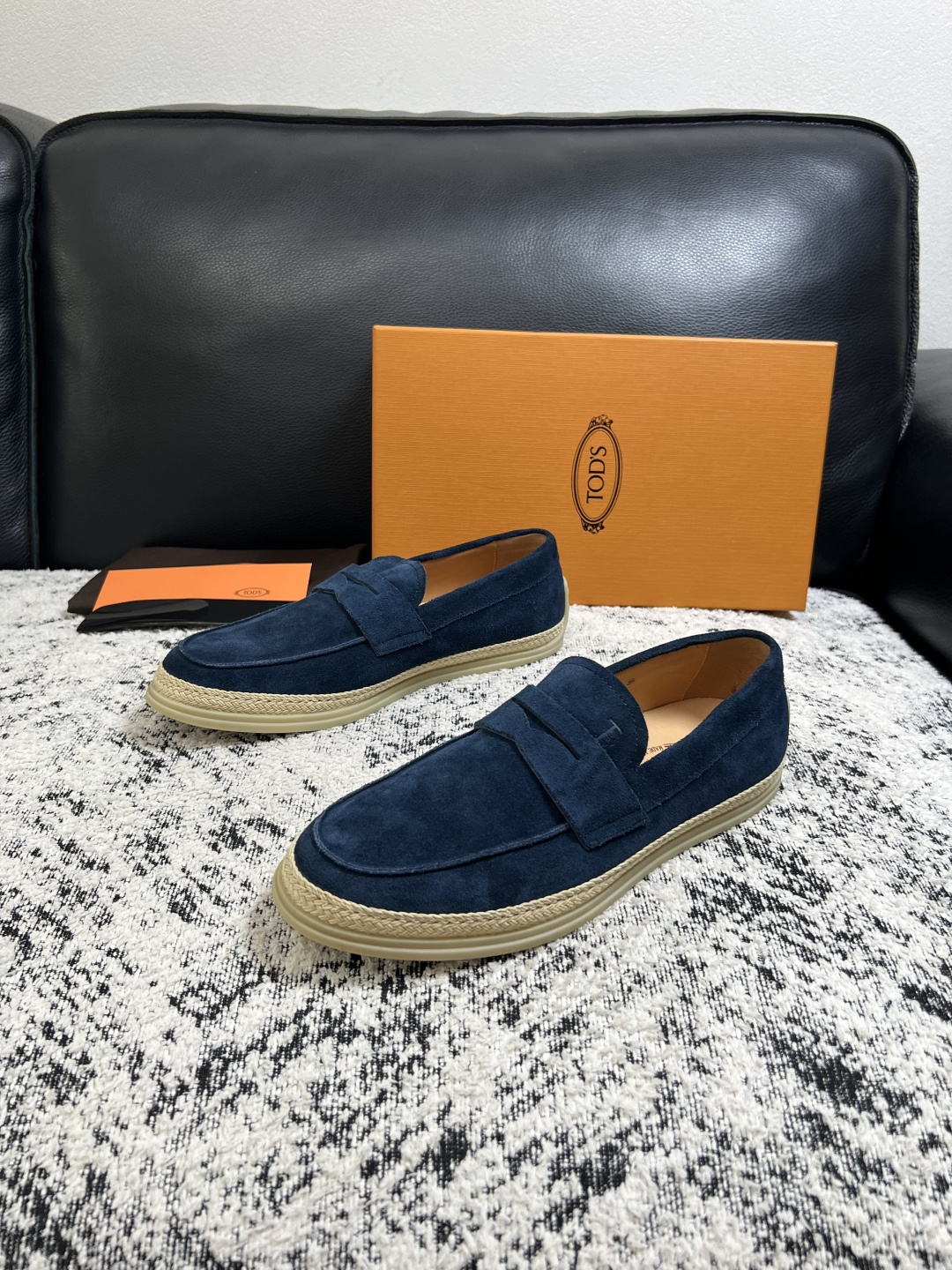 Tods  高品质  顶级工艺品  托德斯  专柜新款，原厂配置意大利进口牛皮面料，高品质复杂拼接工艺，经典的外观搭配气