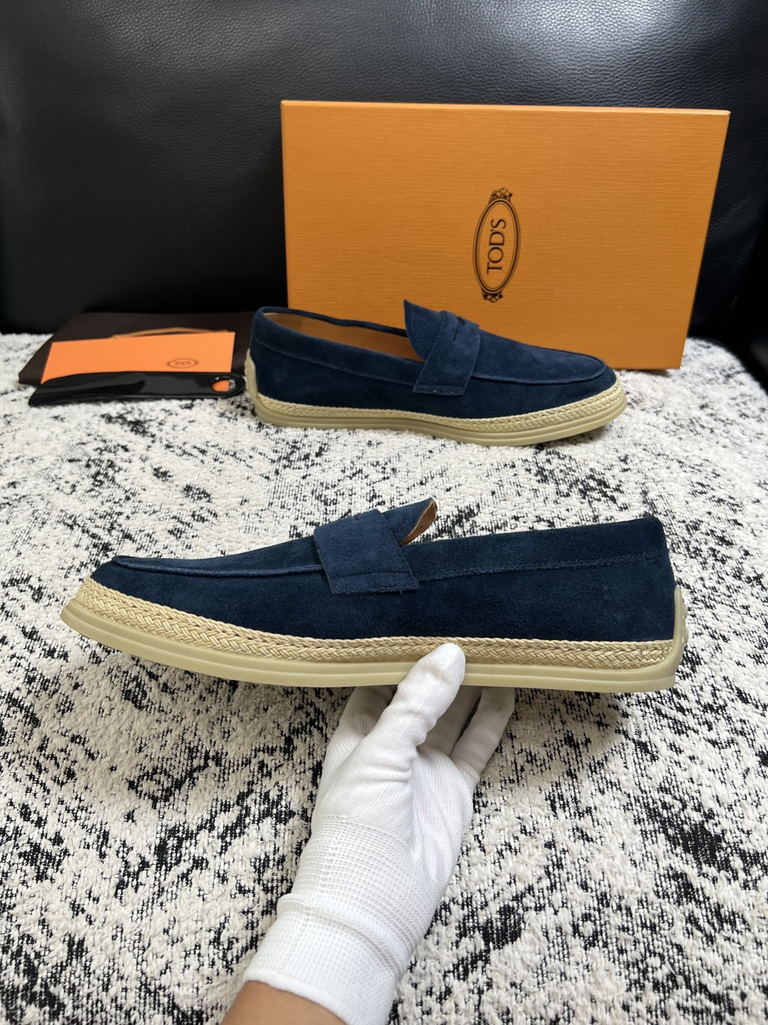 Tods  高品质  顶级工艺品  托德斯  专柜新款，原厂配置意大利进口牛皮面料，高品质复杂拼接工艺，经典的外观搭配气