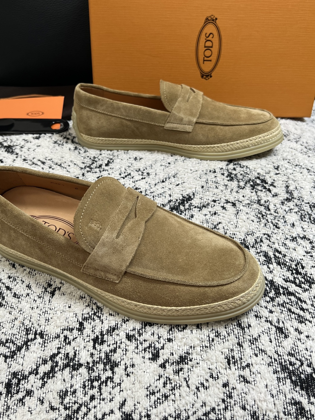 Tods  高品质  顶级工艺品  托德斯  专柜新款，原厂配置意大利进口牛皮面料，高品质复杂拼接工艺，经典的外观搭配气