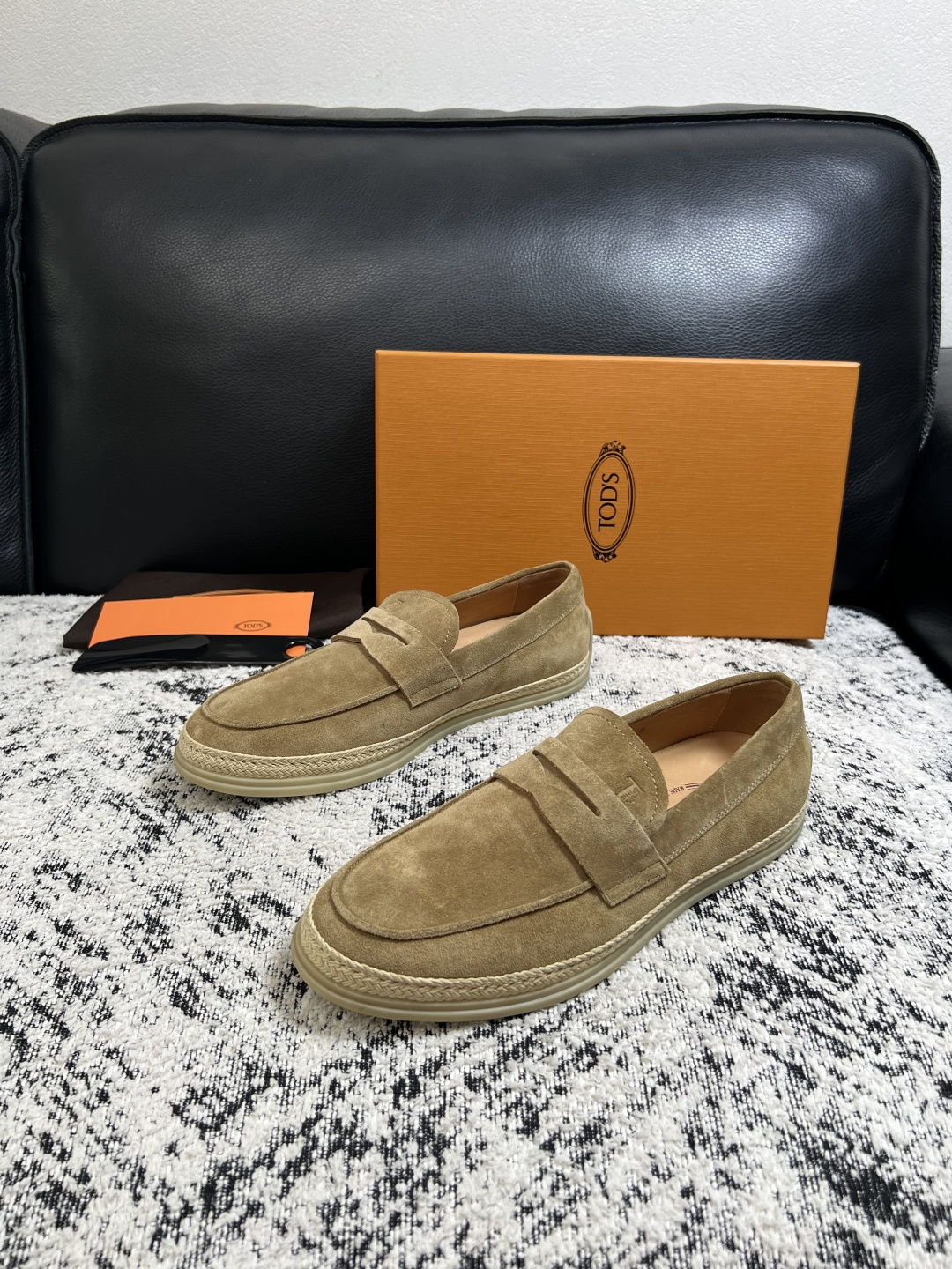 Tods  高品质  顶级工艺品  托德斯  专柜新款，原厂配置意大利进口牛皮面料，高品质复杂拼接工艺，经典的外观搭配气