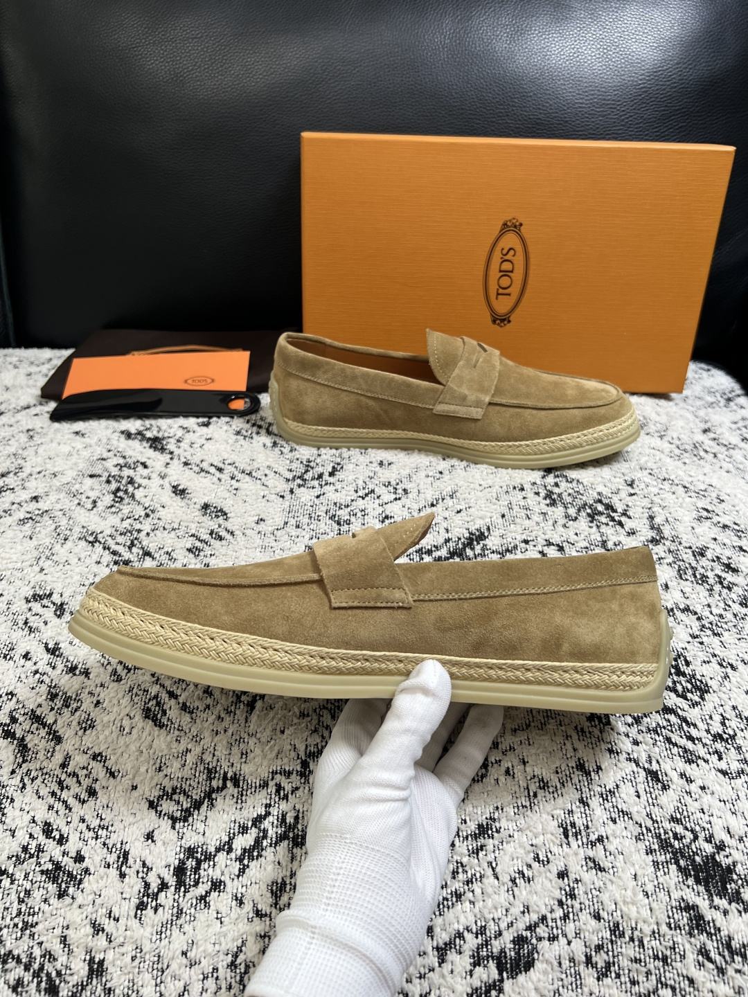 Tods  高品质  顶级工艺品  托德斯  专柜新款，原厂配置意大利进口牛皮面料，高品质复杂拼接工艺，经典的外观搭配气