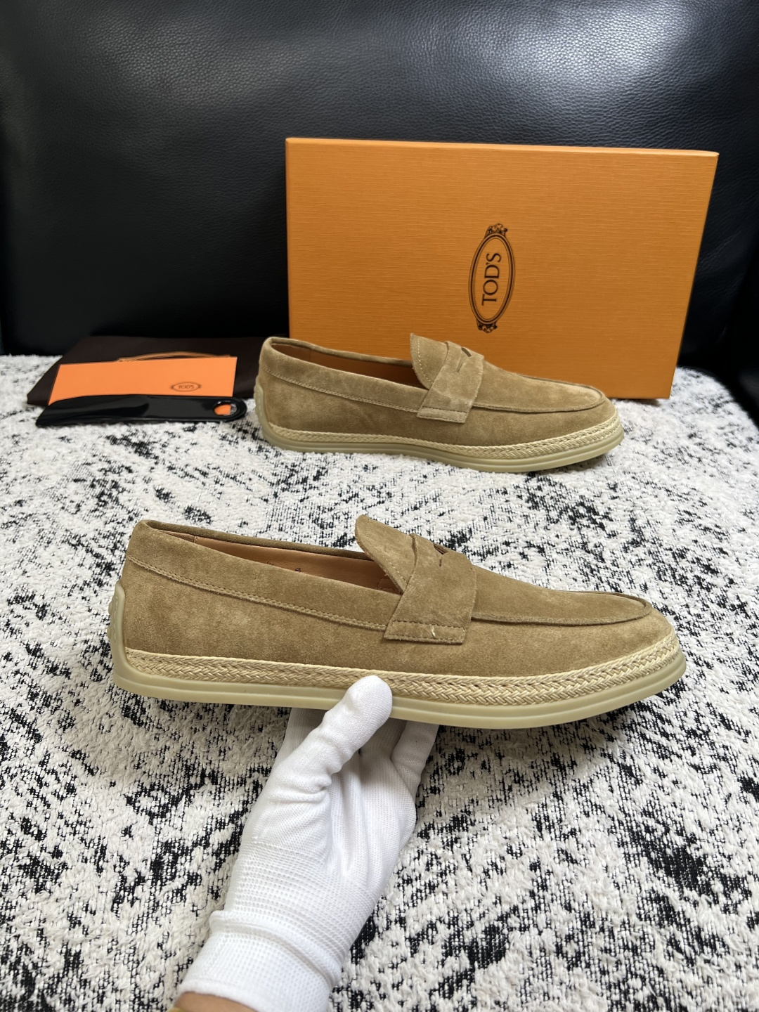 Tods  高品质  顶级工艺品  托德斯  专柜新款，原厂配置意大利进口牛皮面料，高品质复杂拼接工艺，经典的外观搭配气
