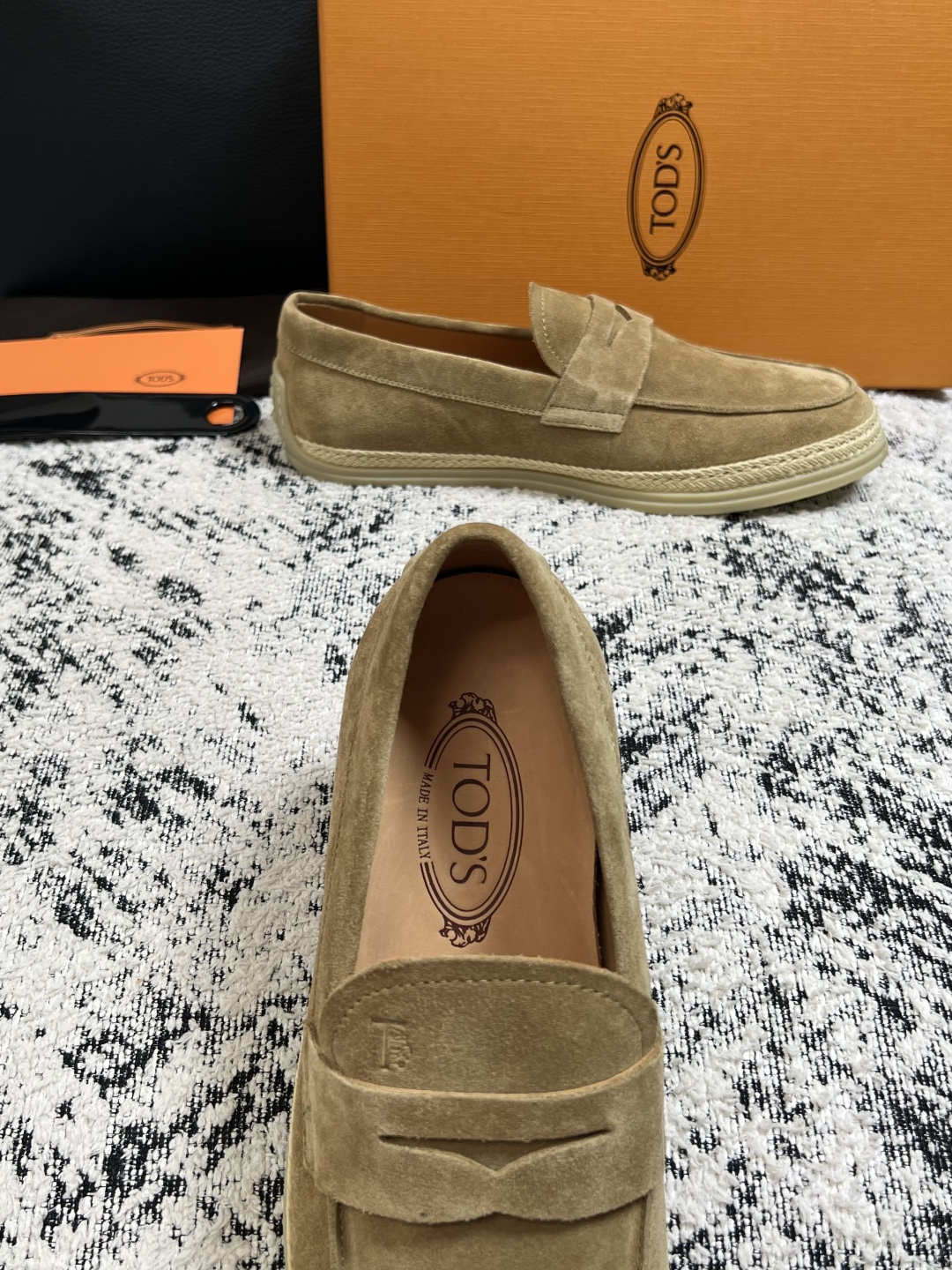 Tods  高品质  顶级工艺品  托德斯  专柜新款，原厂配置意大利进口牛皮面料，高品质复杂拼接工艺，经典的外观搭配气