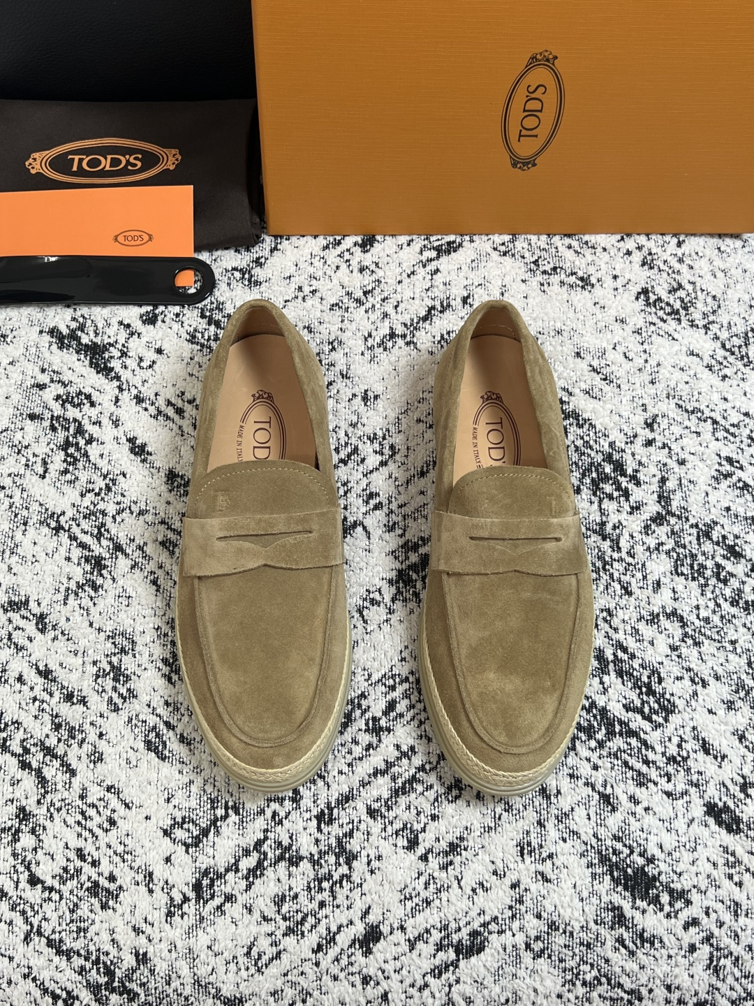 Tods  高品质  顶级工艺品  托德斯  专柜新款，原厂配置意大利进口牛皮面料，高品质复杂拼接工艺，经典的外观搭配气
