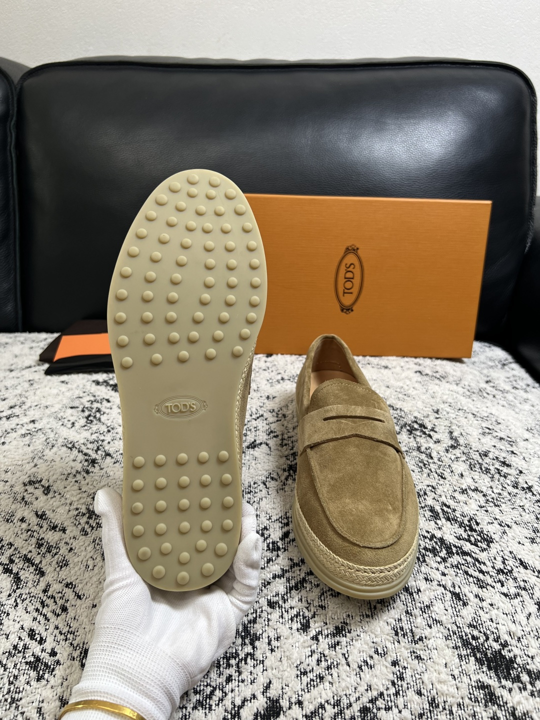 Tods  高品质  顶级工艺品  托德斯  专柜新款，原厂配置意大利进口牛皮面料，高品质复杂拼接工艺，经典的外观搭配气