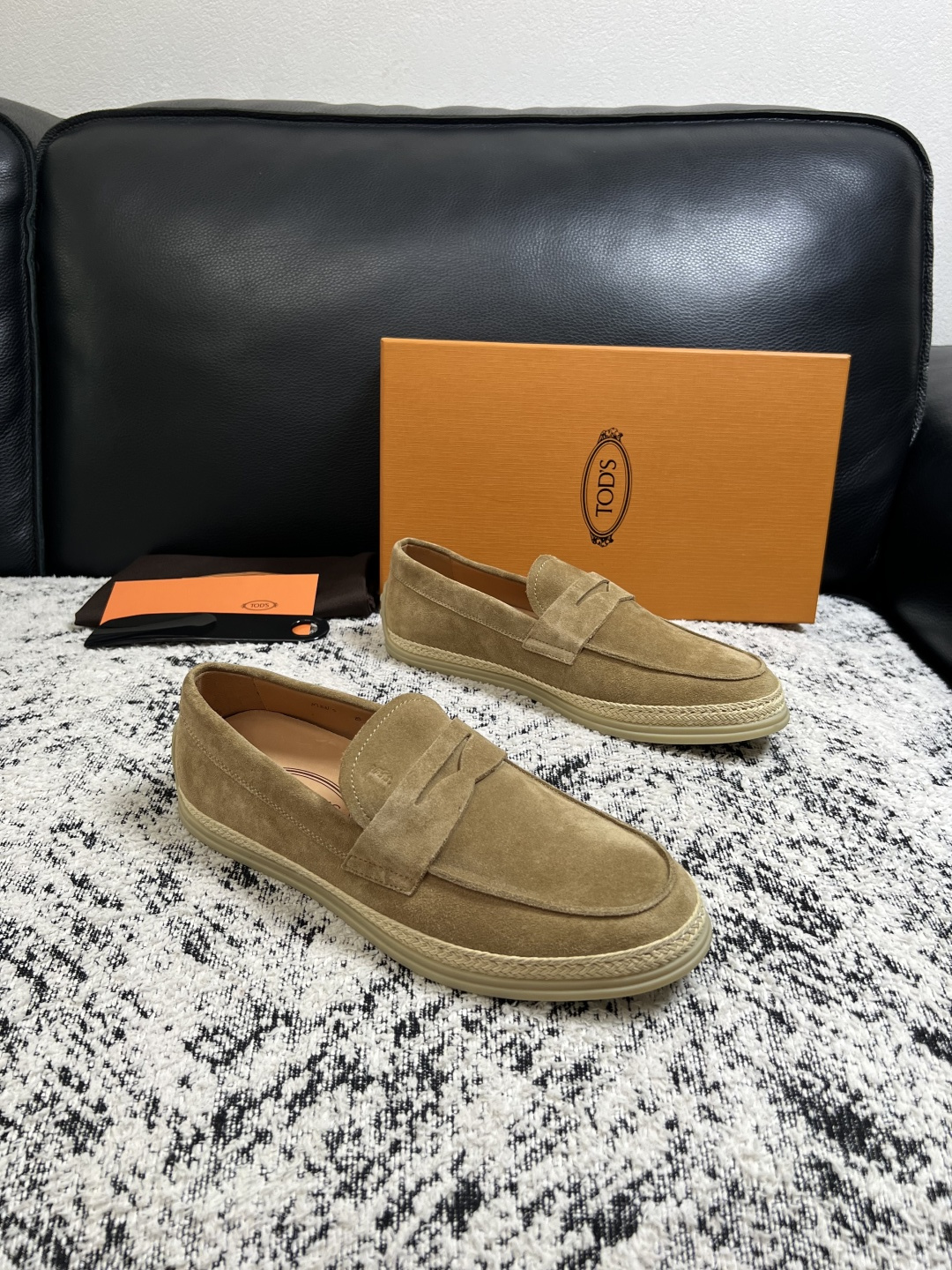 NO:931415,Tods high quality top crafts Tods new counter model, original factory configuration imported cowhide fabric from Italy, high quality complex splicing process, classic appearance with air cushion, new sole is more fashionable, imported cowhide inner pad, breathable and comfortable, original sole is super comfortable, original factory follow-up goods, code number 39-44 (order 45), Tod's,cowhide19860909Tods 高品质 顶级工艺品 托德斯 专柜新款,原厂配置意大利进口牛皮面料,高品质复杂拼接工艺,经典的外观搭配气垫新底更加潮达人,进口牛皮内里垫,透气舒适,鞋底原厂特供原版底超级舒适,原厂跟单货,码数 39-44（订 45）,,Tod's,cowhide,Men's shoes