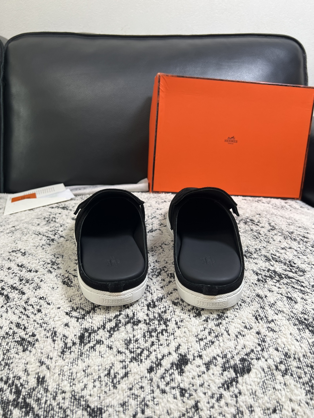 Hermes  高品质  顶级工艺品  爱马仕 拖鞋专柜同步发售原厂配置，意大利进口原版牛皮面料，高品质拼接工艺，全进口