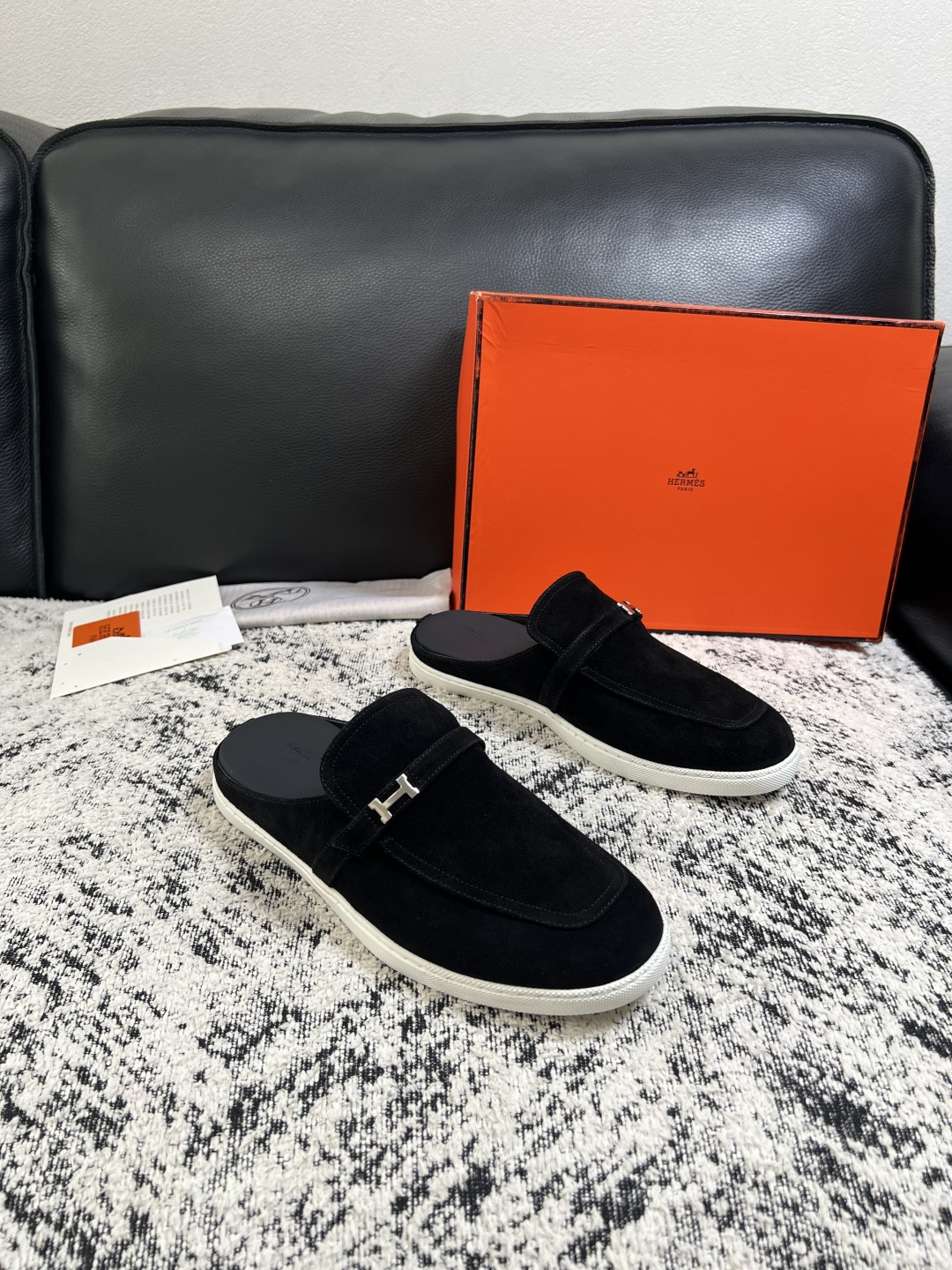 NO:931429,Hermes high-quality top crafts Hermès slippers are on sale at the same time at the counter with original factory configuration, original cowhide fabric imported from Italy, high-quality splicing technology, fully imported water-dyed cowhide lining, original soles specially provided by the factory and super comfortable, original factory order code number 39-44 (customized 38 45 46),, hermes, hermes, slippers, cowhide19860909Hermes 高品质 顶级工艺品 爱马仕 拖鞋专柜同步发售原厂配置,意大利进口原版牛皮面料,高品质拼接工艺,全进口水染牛皮里垫,鞋底原厂特供原版底超级舒适,原厂跟单货 码数 39-44（ 订做 38 45 46）,,hermes,hermes,slippers,cowhide,Men's shoes