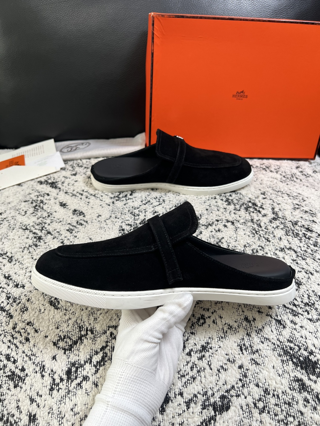 Hermes  高品质  顶级工艺品  爱马仕 拖鞋专柜同步发售原厂配置，意大利进口原版牛皮面料，高品质拼接工艺，全进口