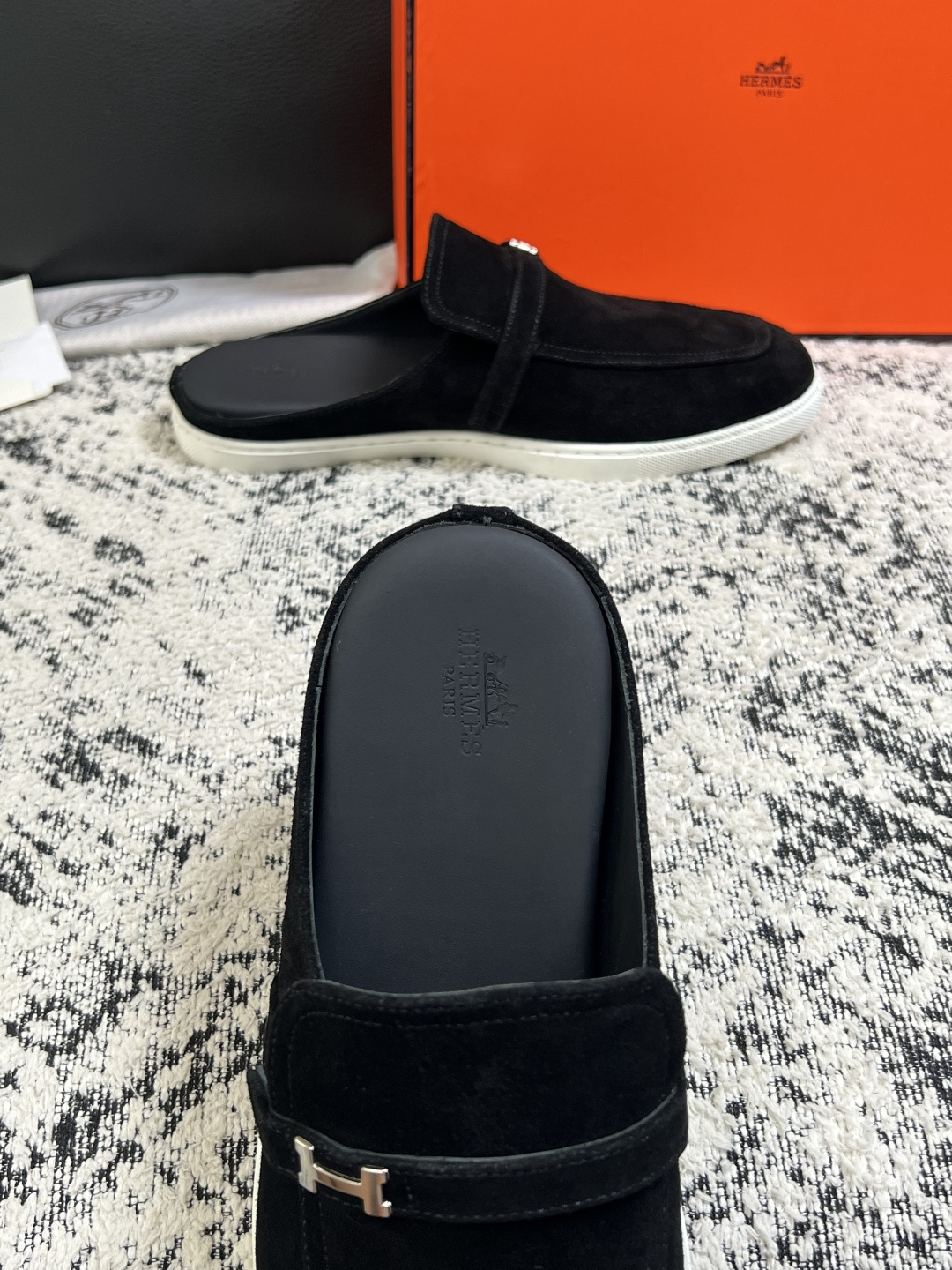 Hermes  高品质  顶级工艺品  爱马仕 拖鞋专柜同步发售原厂配置，意大利进口原版牛皮面料，高品质拼接工艺，全进口