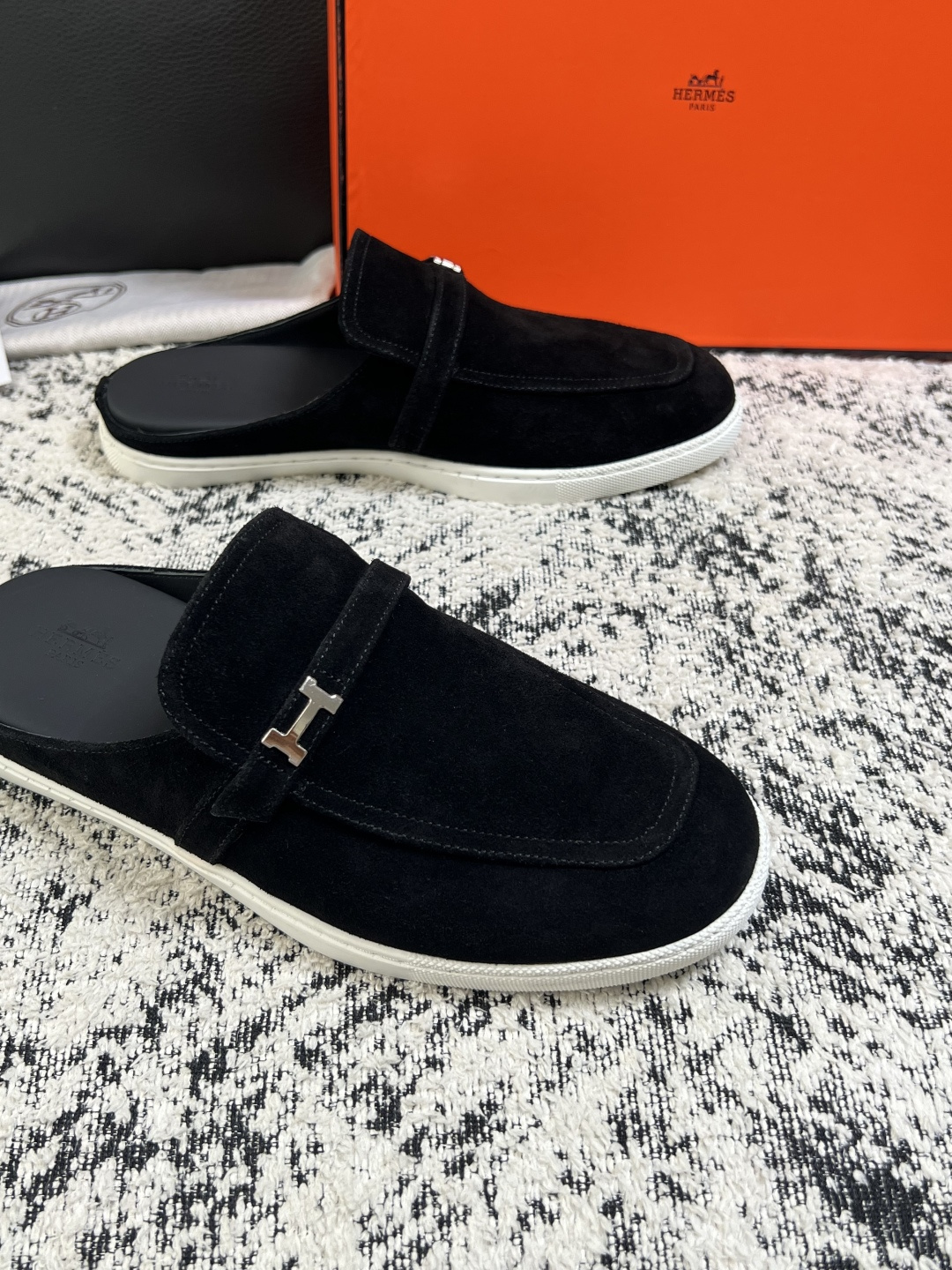 Hermes  高品质  顶级工艺品  爱马仕 拖鞋专柜同步发售原厂配置，意大利进口原版牛皮面料，高品质拼接工艺，全进口
