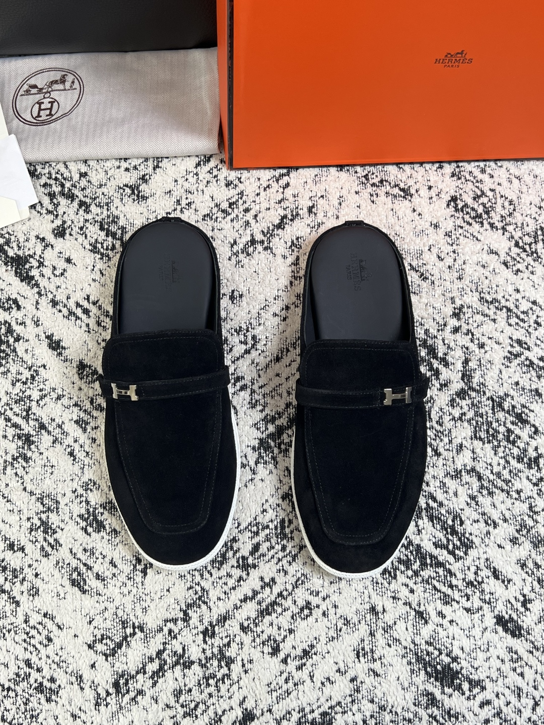 Hermes  高品质  顶级工艺品  爱马仕 拖鞋专柜同步发售原厂配置，意大利进口原版牛皮面料，高品质拼接工艺，全进口