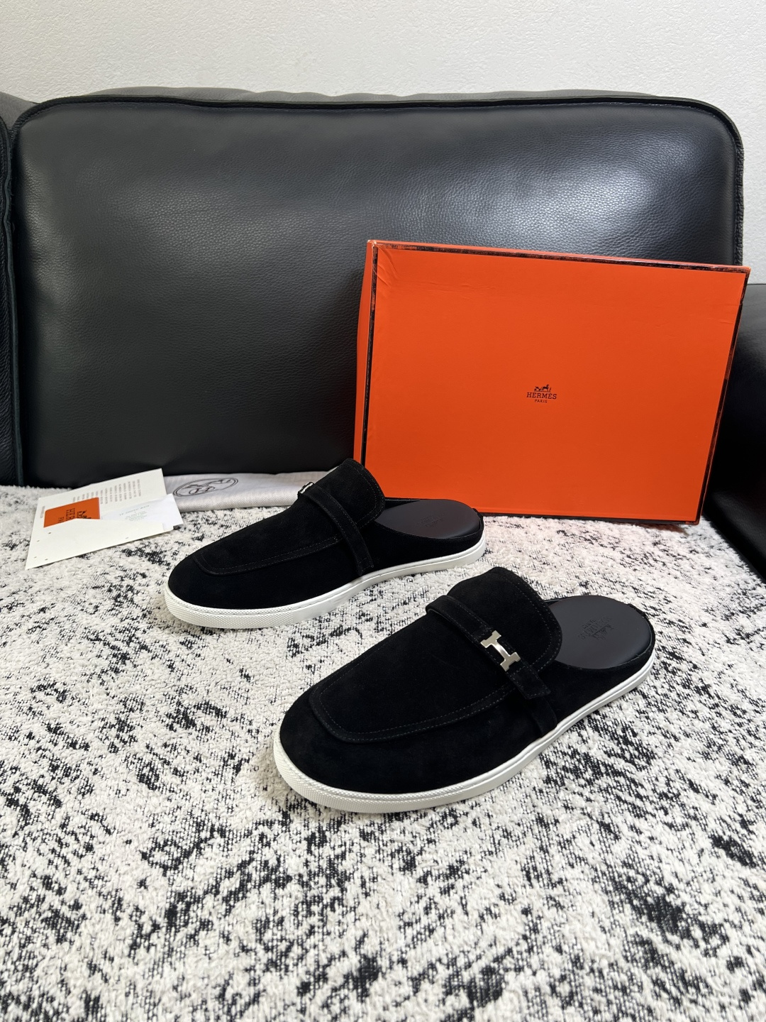 Hermes  高品质  顶级工艺品  爱马仕 拖鞋专柜同步发售原厂配置，意大利进口原版牛皮面料，高品质拼接工艺，全进口
