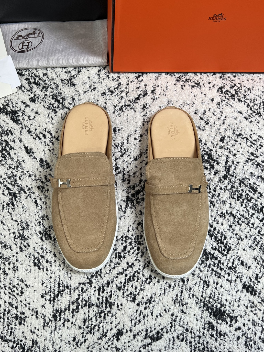 Hermes  高品质  顶级工艺品  爱马仕 专柜同步发售原厂配置，意大利进口原版牛皮面料，高品质拼接工艺，全进口水染
