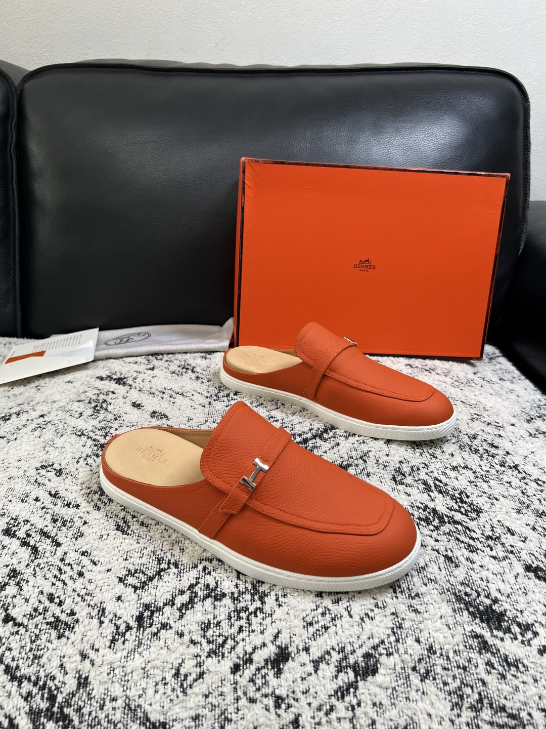 NO:931441,Hermes high-quality top handicrafts Hermès counters sell original factory configuration at the same time, original cowhide fabric imported from Italy, high-quality splicing technology, fully imported water-dyed cowhide lining, original soles specially provided by the factory and super comfortable, original factory order goods code number 39-44 (customized 38 45 46), hermes, hermes, cowhide19860909Hermes 高品质 顶级工艺品 爱马仕 专柜同步发售原厂配置,意大利进口原版牛皮面料,高品质拼接工艺,全进口水染牛皮里垫,鞋底原厂特供原版底超级舒适,原厂跟单货 码数 39-44（ 订做 38 45 46）,,hermes,hermes,cowhide,Men's shoes