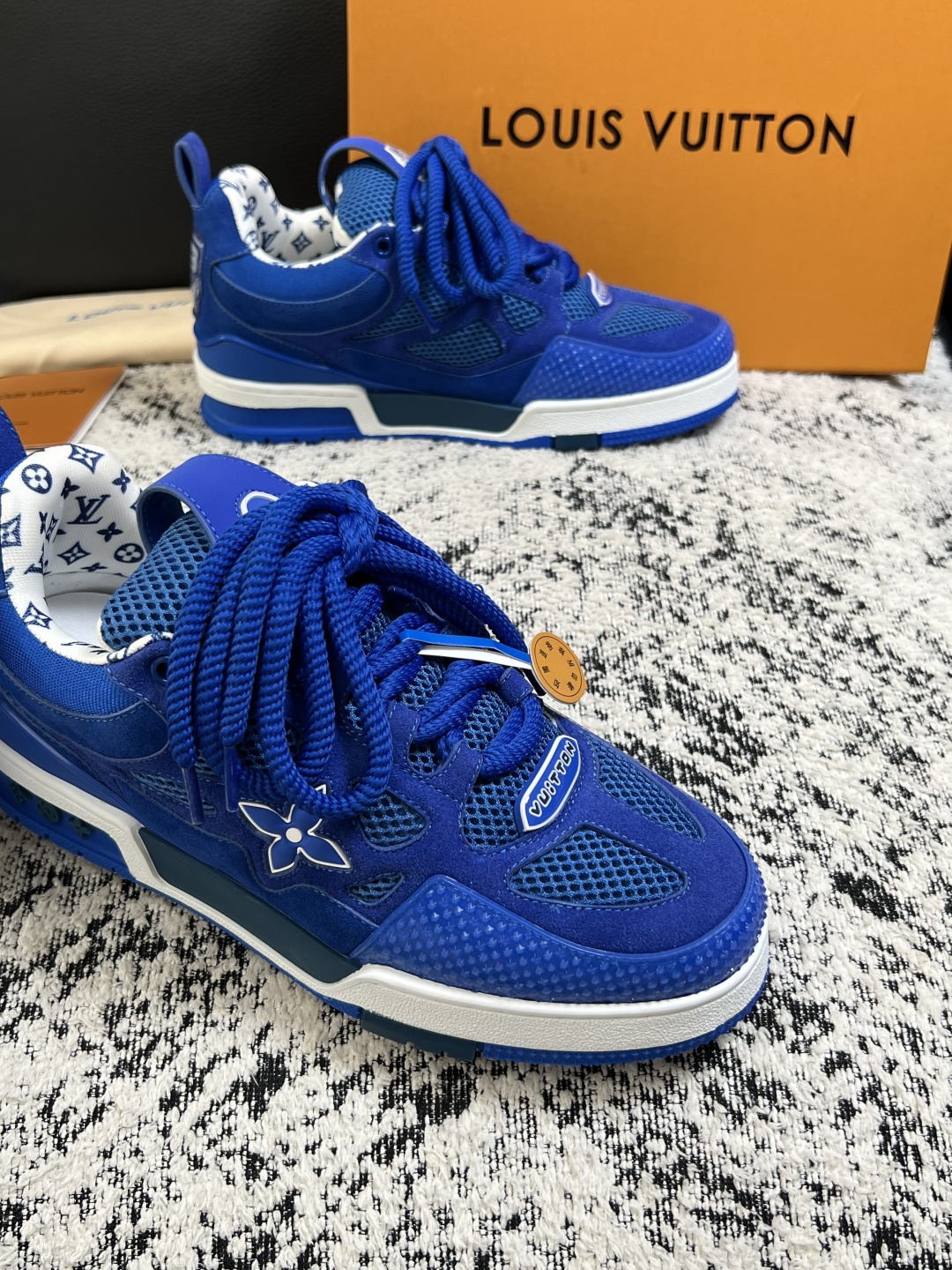 Lv  高品质  顶级工艺品  路易威登，运动板鞋专柜同步，鞋面意大利进口，高品质拼接缤纷色彩复杂工艺品，进口网布里垫柔
