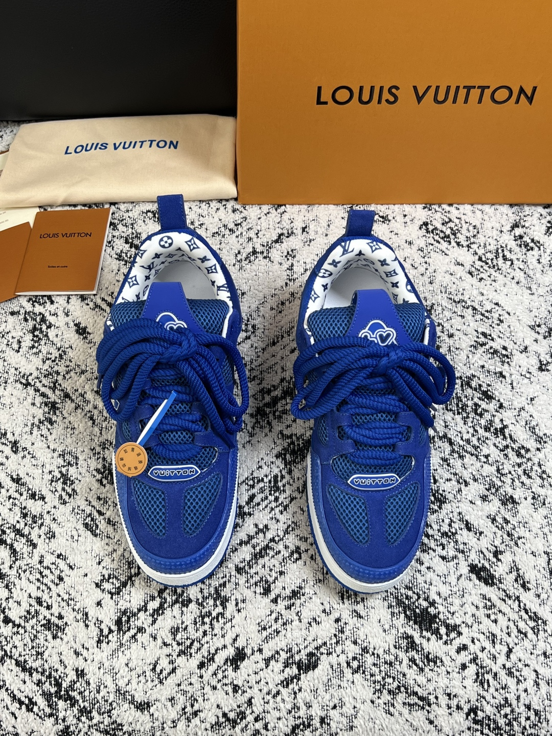 Lv  高品质  顶级工艺品  路易威登，运动板鞋专柜同步，鞋面意大利进口，高品质拼接缤纷色彩复杂工艺品，进口网布里垫柔
