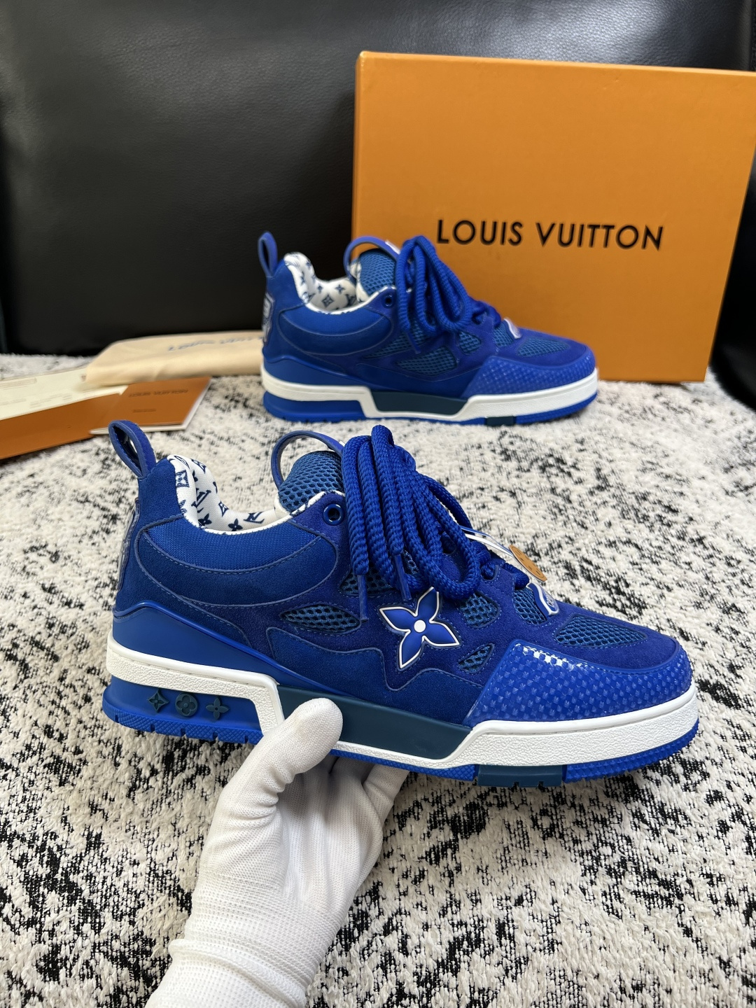 Lv  高品质  顶级工艺品  路易威登，运动板鞋专柜同步，鞋面意大利进口，高品质拼接缤纷色彩复杂工艺品，进口网布里垫柔