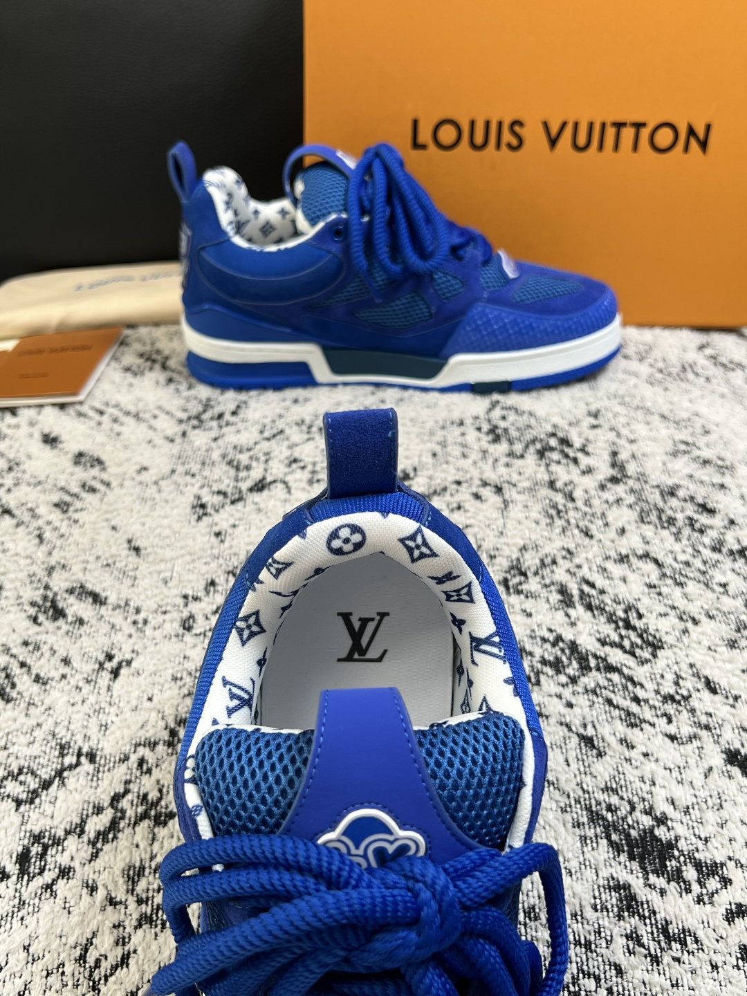 Lv  高品质  顶级工艺品  路易威登，运动板鞋专柜同步，鞋面意大利进口，高品质拼接缤纷色彩复杂工艺品，进口网布里垫柔