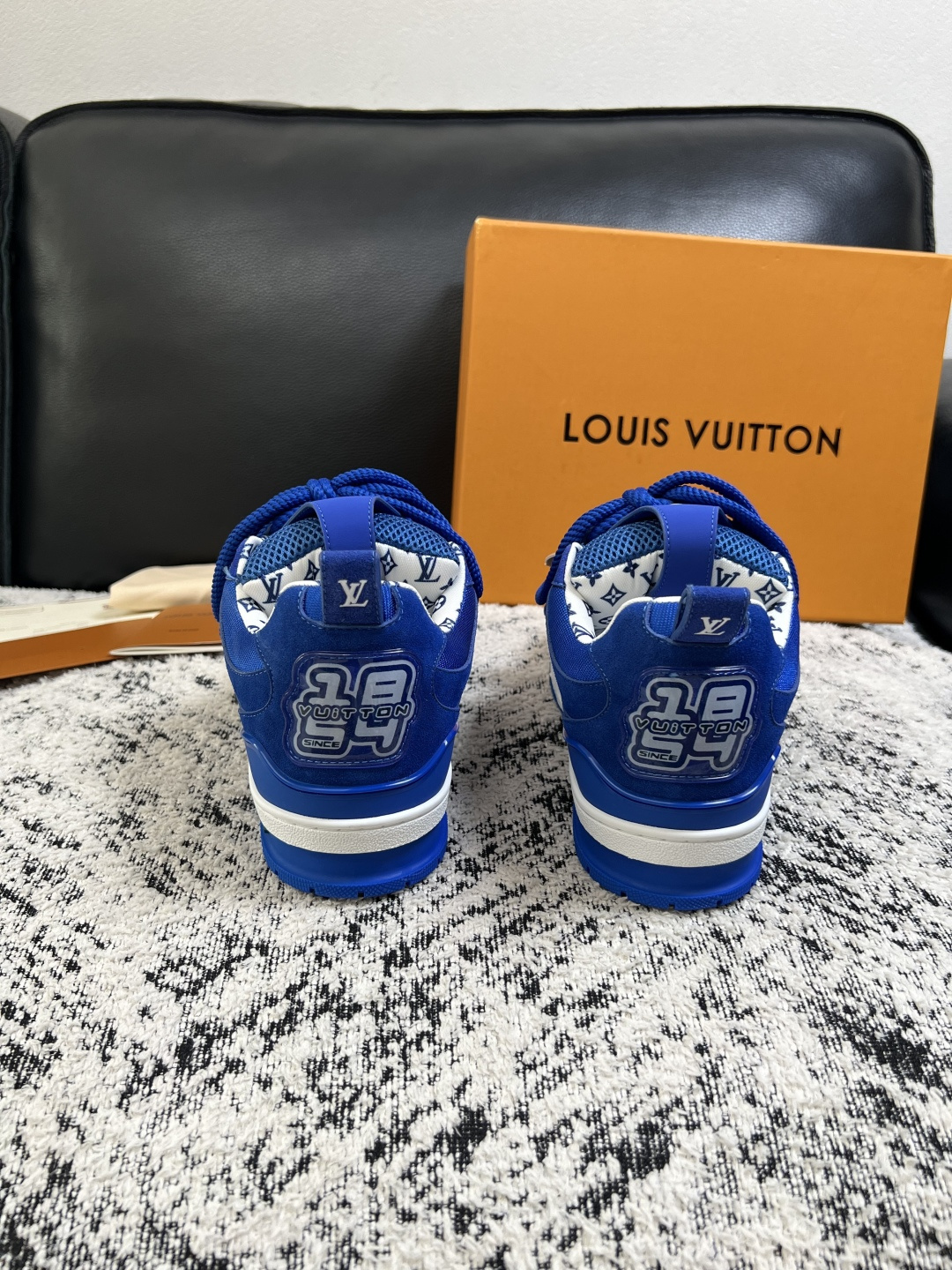 Lv  高品质  顶级工艺品  路易威登，运动板鞋专柜同步，鞋面意大利进口，高品质拼接缤纷色彩复杂工艺品，进口网布里垫柔