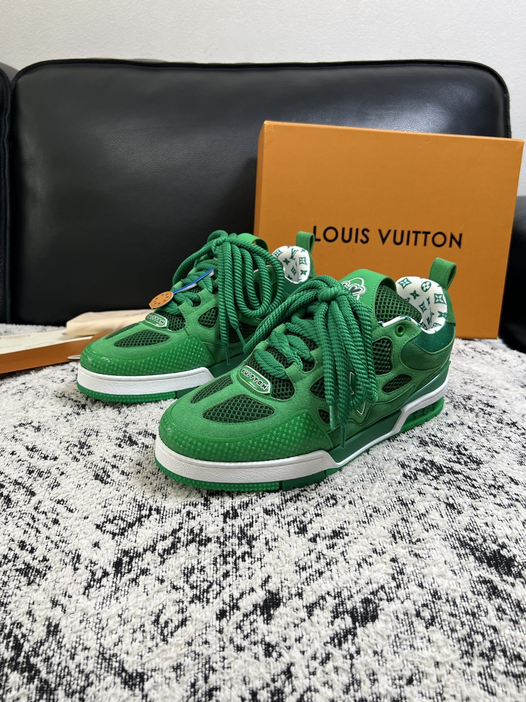 Lv  高品质  顶级工艺品  路易威登，运动板鞋专柜同步，鞋面意大利进口，高品质拼接缤纷色彩复杂工艺品，进口网布里垫柔